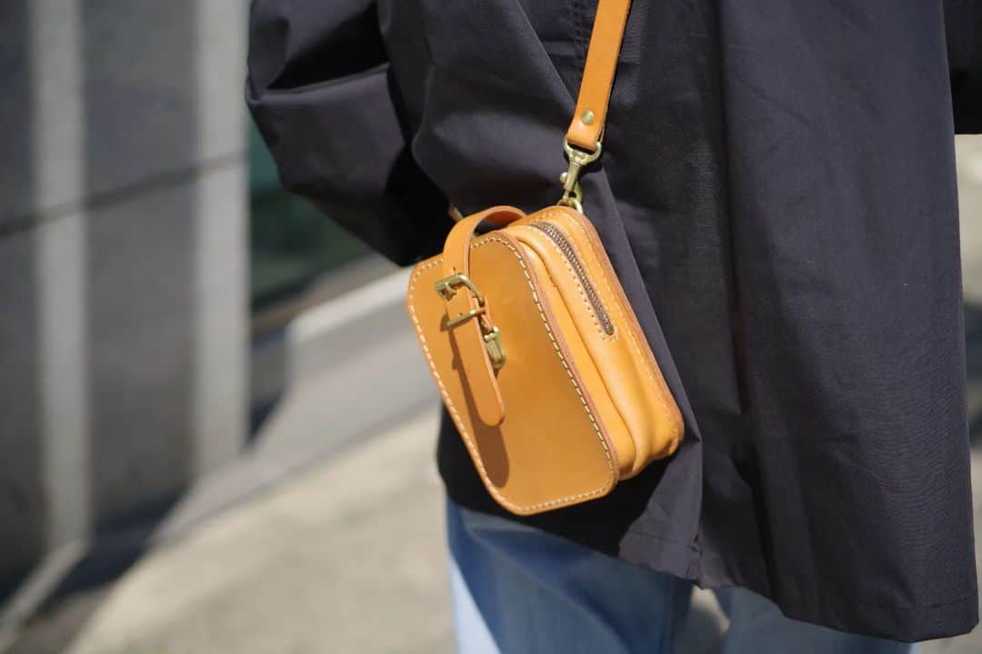 HERZ ヘルツさんのインスタグラム写真 - (HERZ ヘルツInstagram)「現在開催中のアウトドア企画  ちっさくて可愛らしいショルダーバッグにもなるアキベルトポーチ。  スマホやお財布など荷物をコンパクトにまとめてお出かけも良いですね。  だんだん暑くなるこれからの季節にぴピッタリな鞄です😊  #ヘルツ #革鞄 #レザーバッグ #アウトドア #ベルトポーチ #ショルダーバッグ #アキベルトポーチ #革  #レザー  #革製品  #革職人  #作り手  #レザーバッグ #レザーグッズ  #ヘルツ名古屋店 #herz #herzbag  #leather  #bag  #leatherbag #madeinjapan  #factory」4月11日 19時15分 - herz_bag