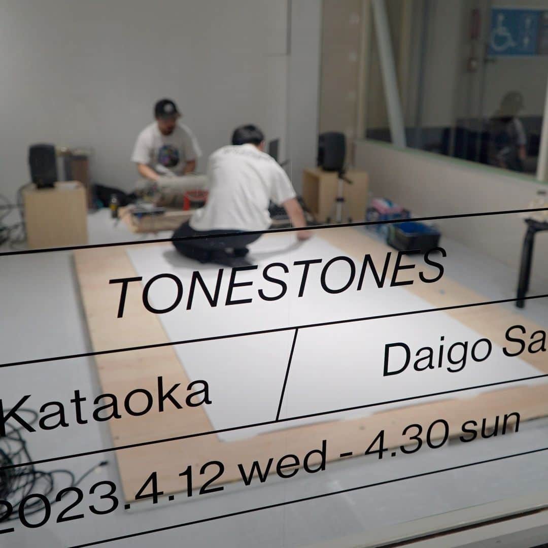 GINZA SONY PARK PROJECTさんのインスタグラム写真 - (GINZA SONY PARK PROJECTInstagram)「【明日4/12(水)から『TONESTONES 』スタートです！/ "TONESTONES" exhibition will start tomorrow, Wed.,April.12.】⁠ ⁠ 初日はSony Park Miniで、芸術家 Ryosuke Kataokaさんと音楽家 Daigo Sakuragiさんによる、ドローイングと音楽が融合するパフォーマンスを実施。⁠ パフォーマンスの様子は、14:00からインスタライブで配信予定です。⁠ ⁠ 初日4/12(水)の展示スペースは、パフォーマンス終了後の15:30ごろにオープンいたします。⁠ パフォーマンス後はおふたりが在廊予定です。⁠ ⁠ Ryosuke KataokaさんとDaigo Sakuragiさんが作り出す、TONESTONESでしか感じられないアートと音楽が融合するインタレーションをお楽しみください。⁠ ⁠ Now preparation and rehearsals are currently underway!⁠ The drawing and music combained experimental program "TONESTONES" by Ryosuke Kataoka (Artist) and Daigo Sakuragi (Musician) will be exhibited from tomorow, Wed.,April.12. ⁠ Instagram Live performance at 2:00 p.m. ⁠ ⁠ -------------------------⁠ 『TONESTONES』⁠ Ryosuke Kataoka × Daigo Sakuragi⁠ 4/12(水)〜4/30(日)⁠ 11:00~19:00⁠ at Sony Park Mini⁠ https://www.sonypark.com/mini-program/list/031/⁠ -------------------------⁠ ■パフォーマンス日程⁠ 4/12(水)・4/22(土)・4/29(土) 　いずれも14時頃開始（約1時間予定）⁠ ※上記3回のパフォーマンス中、展示スペースはCLOSEします。パフォーマンスはインスタライブで配信します。⁠ ※パフォーマンス日時は変更になる可能性があります。変更はSony Park公式SNS（Instagram・Twitter）でご案内します。⁠ ⁠ ■インスタライブ配信⁠ @ginzasonypark・@ryosukekataoka・@daigoos ⁠ -------------------------⁠ ⁠ #tonestones #RyosukeKataoka #DaigoSakuragi ⁠ #drawing #music #ドローイング #シンセサイザー #音楽⁠ #銀座ギャラリー #銀座アート巡り⁠ #sonyparkmini #sonypark #ginza」4月11日 19時16分 - ginzasonypark