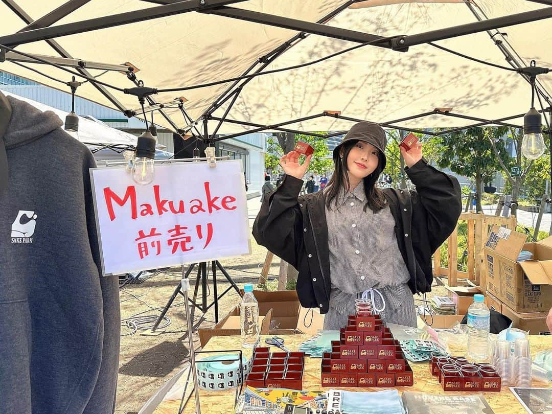 児玉アメリア彩さんのインスタグラム写真 - (児玉アメリア彩Instagram)「【渋谷宮下パークSAKE PARKありがとうございました！！】2枚目は出店者集合写真🫶🏻 ⁡ ⁡ 運営メンバーとして携わっていた 4/8,9 二日間開催の日本酒イベントSAKE PARK 無事に終了しました！ ご来場の皆さま本当にありがとうございました！ ⁡ 渋谷の宮下パーク屋上芝生広場にて開催、 今回 二日間でなんと13,000人ものご来場者様が。 Makuakeでは当初の予想を大きく超える520万円もの事前購入をいただき、感謝の連続でした…！😭 ⁡ ⁡ 誰でも入場可能ということもあり、 渋谷という土地柄、当日飛び込みは20代のお客様が多く またグローバルハブということで、外国人のお客様もめちゃくちゃ多かったのが嬉しかったです 私は受付対応メインだったのですが、一日の半分くらいは英語話してました🙏🏻 ⁡ DJブースの周りでは踊っている方も多く、 とても渋谷らしいイベントになったなぁと。 ⁡ ⁡ 何よりお酒やフードの出店ラインナップのセンスを誉めていただいたのがとても嬉しい。 日本酒蔵とクラフトサケ蔵が並ぶ様子はとても新鮮という声がとても多く、みりんやお味噌、チーズなどのブースも好評でした✨ ⁡ どのブース出店者様も愛のある方々で、今回初めてのイベントにも関わらずご賛同・ご協力いただいたことに感謝の気持ちでいっぱいです。 ありがとうございました😭 ⁡ ⁡ 日本酒の新しさ、多様性に出会える空間になっていれば幸せです🫶🏻  #sakepark #miyashitapark #sakeevents #日本酒イベント #宮下公園」4月11日 19時17分 - aya_amelia_kodama