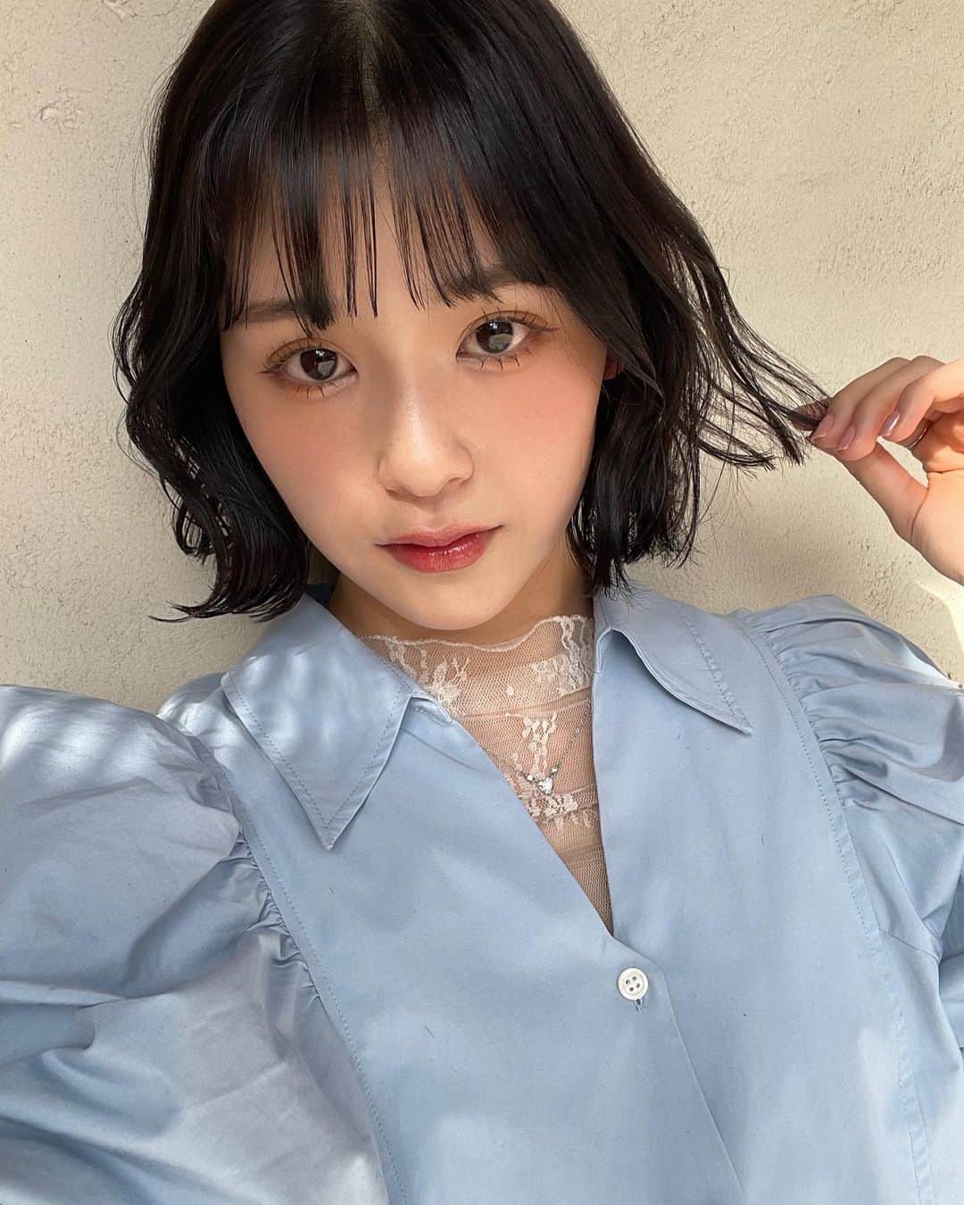 のインスタグラム：「今日はエクステ外したので ヘアカットしてきました💇‍♀️🤍 @yuzuki_kabasawa さん いつも素敵なカラーカット ありがとうございます！！！  #石井蘭　#04line #ミニボブ #春ヘア　#ぱっつん前髪」