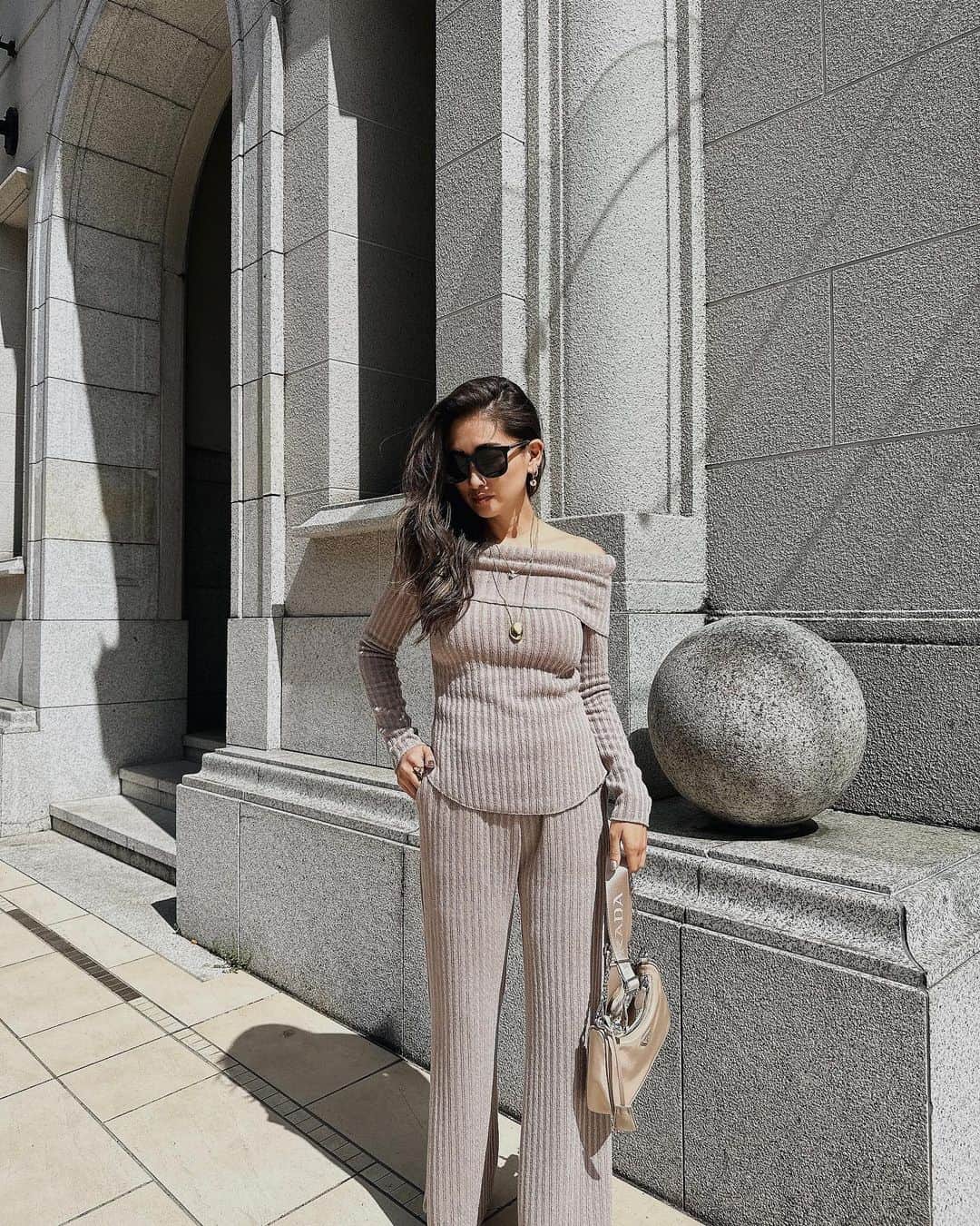 のインスタグラム：「4/12 20:00〜 ✔︎ Off shoulder setup 本日ライブ配信でも紹介させてもらいました❣️ とても着やすいセットアップです！ カラーは3種類あり ポケット付きが可愛いポイントです！ . .  .  .  .  .  .  @esutoreja   #esutoreja  #fashion #apparel #clothes #newarrivals #code #ootd #springfashion #springcollection #sscollection #ss2023 #春服 #春服コーデ #春ファッション #ジャケットコーデ #スカートコーデ #パンツコーデ#低身長コーデ#155cmコーデ #154cmコーデ #アパレルブランド #ディレクター #ファッションデザイナー #ファッションモデル #海外コーデ #海外ファッションコーデ #海外ガール #海外スタイル #海外トレンド」