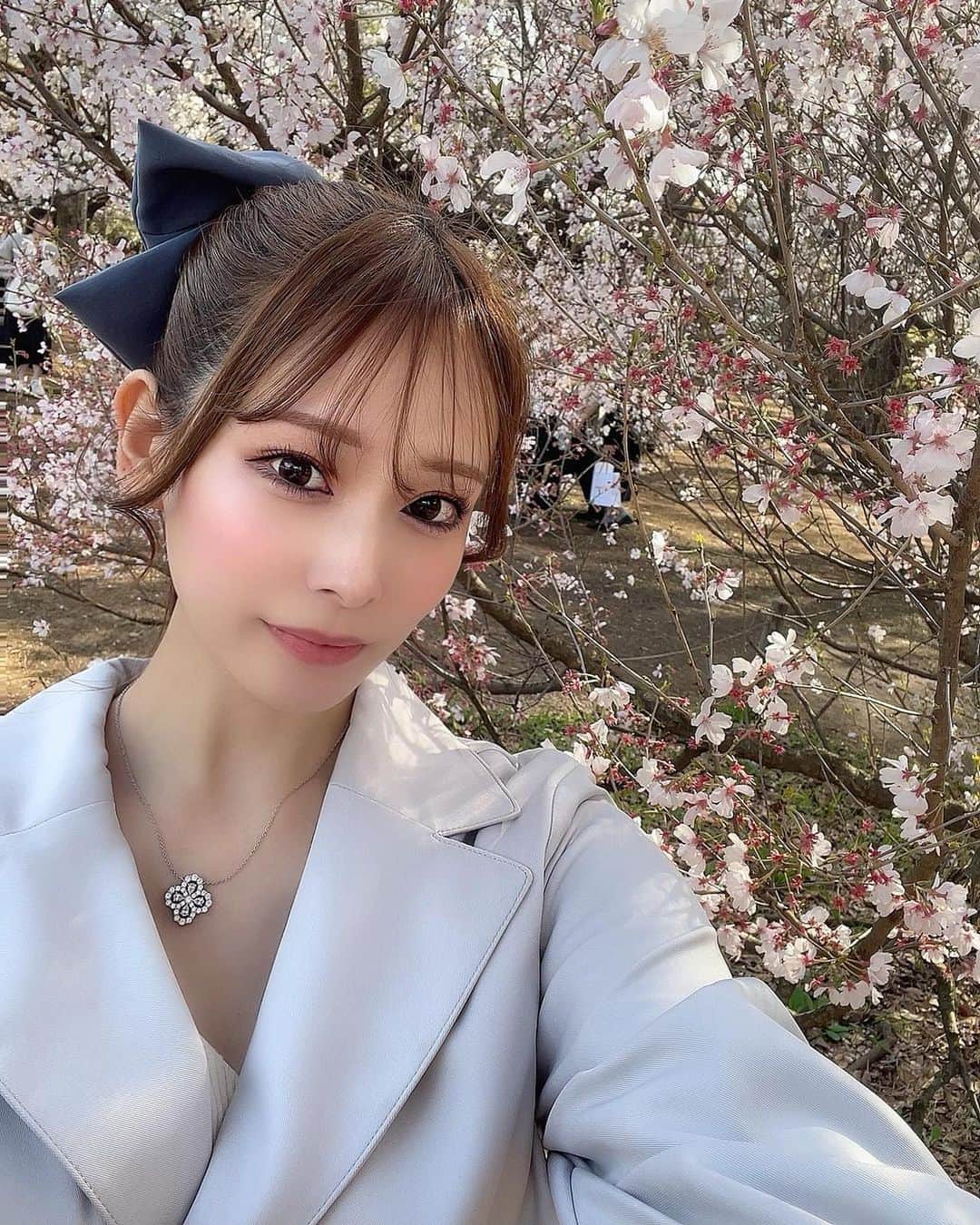 MIIのインスタグラム：「今年は桜思った以上に見にいけて よかった🎀 家の桜ももう散っちゃった🎀🎀 ． 今週もがんばりましょ〜♩♡ ． ． ． ． ． #桜 #4月 #ポニーテール #🎀 #❤️ #followｍe #instagood」