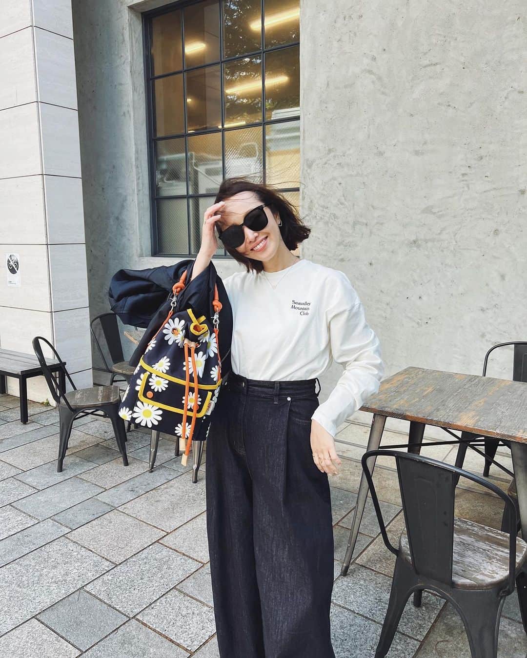 翁安芸のインスタグラム：「風の強い日💨  この季節にぴったりなロンTEE🤍 ネイビーの刺繍に生地や絶妙なサイズ感など好みの詰まった @sea_japan のもの🤍 私が着ているのはサイズ1です😊  バッグはポップで可愛く、収納力も抜群な @edit.seoul 🌼 キャンバス生地にカラフルな色の組み合わせが特徴の韓国ブランド🫶🏻  ハワイで毎日の海とプールで、髪も日焼けしたので @roraima.daikanyama へ。服部さんにカラーと短めにカットもしてもらいました💇🏼‍♀️  #tokyo #seajapan #editseoul #akiweng」