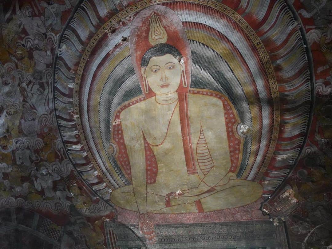 浦野一美さんのインスタグラム写真 - (浦野一美Instagram)「#SriLanka  2日目🚩 スリランカの真ん中辺りに位置する ダンブッラへ移動(ホテルから約 3.5-4 時間)  《世界遺産》 ダンブッラ石窟寺院観光  約2000年前につくられた寺院で、 壁画や仏像の美しい  5 つの石窟(せっくつ/岩の穴🪨)を 見ることが出来ました。  寺院はなんと、山の上… スリランカの世界遺産って、 岩をメインに造られる遺跡が多くて、 今では考えられない技術で岩肌に細かい絵が 無数に書いてあったりします… しかも同じ神様… どうなっているのか全く想像もつかない技術🖌️  山に登る途中には、 スリランカの国花マーネル(紫色の睡蓮)の 売り子さん達がいて、 私達は1束購入して寺院にお供えしました。  📸2枚目 山登りの経験はほぼ皆無な私だけど、 この睡蓮があまりにも良い香りで 癒してくれたので頑張れました☺️🪷  ⚠️📸最後の1枚⚠️ 奥の神様と手前の神様で 色が違うのがわかりますよね.. 実は、 観光客が神様のお膝の上に座って 記念写真を撮ったそうで、 裁判沙汰の大問題になったとの事😱 その為、 人が触れた部分は塗り替えられたんだとか。 スリランカでは寺院へ行く際の服装や靴を脱ぐ等、 神様へのルールもあるので、 必ずガイドさんと一緒に回る事が 大事だと痛感しました。  ▶️9枚目 マイラブさんは、 山登り頑張ったねって足を沢山揉んでくれて 私にとっては神様みたいな存在です໒꒱笑  #ハネムーン #ハネムーンレポ #ハネムーンスリランカ #honeymoon #srilanka #srilankatravel #srilanka🇱🇰 #srilankatrip #新婚旅行 #travel #海外旅行 #夫婦 #夫婦旅行 #hotel #resort」4月11日 19時19分 - cindy.cinderella