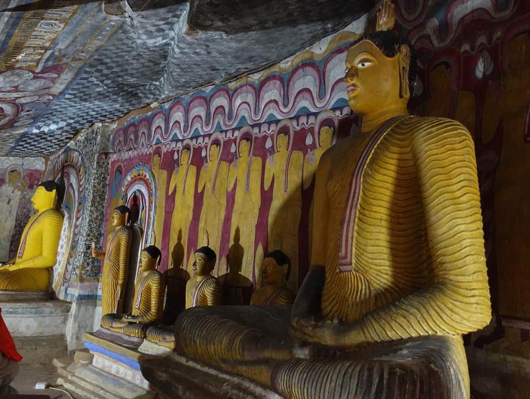 浦野一美さんのインスタグラム写真 - (浦野一美Instagram)「#SriLanka  2日目🚩 スリランカの真ん中辺りに位置する ダンブッラへ移動(ホテルから約 3.5-4 時間)  《世界遺産》 ダンブッラ石窟寺院観光  約2000年前につくられた寺院で、 壁画や仏像の美しい  5 つの石窟(せっくつ/岩の穴🪨)を 見ることが出来ました。  寺院はなんと、山の上… スリランカの世界遺産って、 岩をメインに造られる遺跡が多くて、 今では考えられない技術で岩肌に細かい絵が 無数に書いてあったりします… しかも同じ神様… どうなっているのか全く想像もつかない技術🖌️  山に登る途中には、 スリランカの国花マーネル(紫色の睡蓮)の 売り子さん達がいて、 私達は1束購入して寺院にお供えしました。  📸2枚目 山登りの経験はほぼ皆無な私だけど、 この睡蓮があまりにも良い香りで 癒してくれたので頑張れました☺️🪷  ⚠️📸最後の1枚⚠️ 奥の神様と手前の神様で 色が違うのがわかりますよね.. 実は、 観光客が神様のお膝の上に座って 記念写真を撮ったそうで、 裁判沙汰の大問題になったとの事😱 その為、 人が触れた部分は塗り替えられたんだとか。 スリランカでは寺院へ行く際の服装や靴を脱ぐ等、 神様へのルールもあるので、 必ずガイドさんと一緒に回る事が 大事だと痛感しました。  ▶️9枚目 マイラブさんは、 山登り頑張ったねって足を沢山揉んでくれて 私にとっては神様みたいな存在です໒꒱笑  #ハネムーン #ハネムーンレポ #ハネムーンスリランカ #honeymoon #srilanka #srilankatravel #srilanka🇱🇰 #srilankatrip #新婚旅行 #travel #海外旅行 #夫婦 #夫婦旅行 #hotel #resort」4月11日 19時19分 - cindy.cinderella