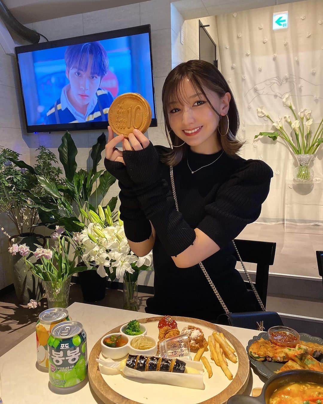 のインスタグラム：「⁡ 10원빵🍞食べたくなってまた来た✌🏾💕 チーズ伸ばすの得意だという事が判明。 ⁡ 後ろのモニターの方は誰でしょう(・ω・) BTSと女性グループ以外ほぼ未知💭 ⁡ #10円パン #10원빵 #10원 #新大久保 #10ウォンパン #新大久保グルメ  #新大久保ランチ #ランチ #韓国好き #韓国グルメ #韓国料理 #bts #韓国アイドル」