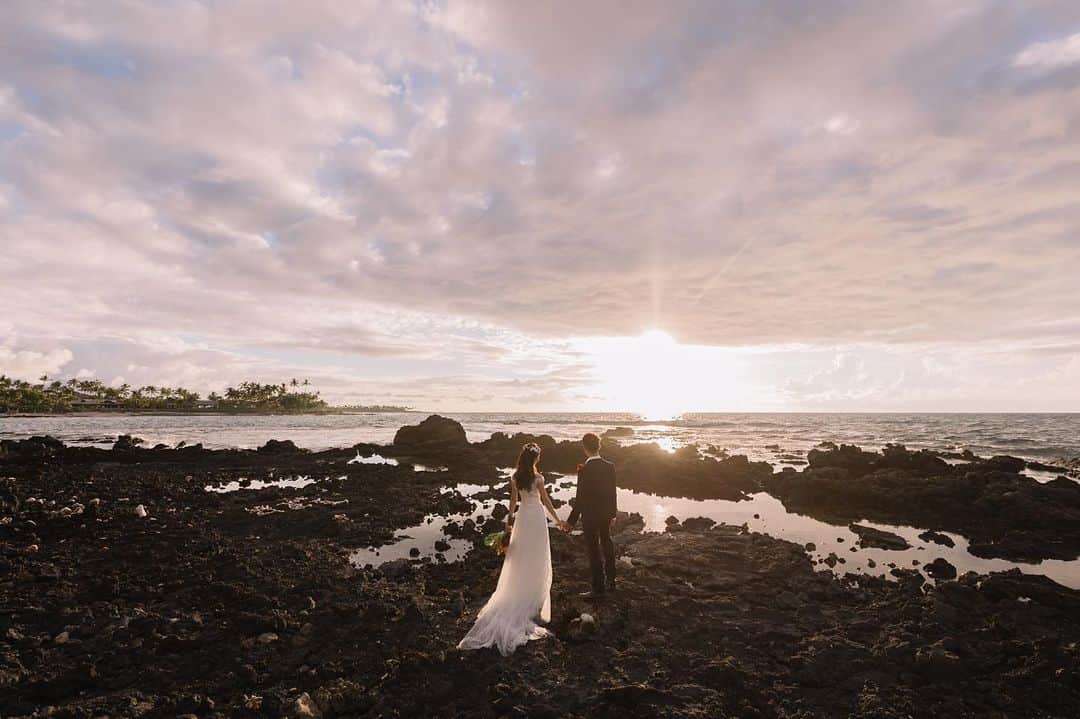 RealWeddingsさんのインスタグラム写真 - (RealWeddingsInstagram)「1日の終わりにハワイ島の壮大な自然の中でサンセット撮影♡ ⁡ Planning:@realweddings_hawaii Photo:@visionarijapan   @jasondengphoto ⁡ ✳︎✳︎✳︎✳︎✳︎✳︎ ⁡ Real  Weddingsでは離島挙式のプランニングも承っております。是非お二人の想い描く挙式についてお聞かせくださいませ。皆様のご来店をお待ちしています。 ⁡ #ハワイ挙式#ハワイウェディング#ハワイウェディングプランナー#ハワイ結婚式#プレ花嫁#ハワイフォトウェディング#ハワイ前撮り#ハワイ島挙式#ハワイ島ウェディング#リアルウエディングス#フェアモントオーキッドウェディング #フェアモントオーキッドハワイ  #hawaii#instaphoto#hawaiiwedding#hawaiiweddingplanner#realweddings_hawaii」4月11日 19時23分 - realweddings_hawaii