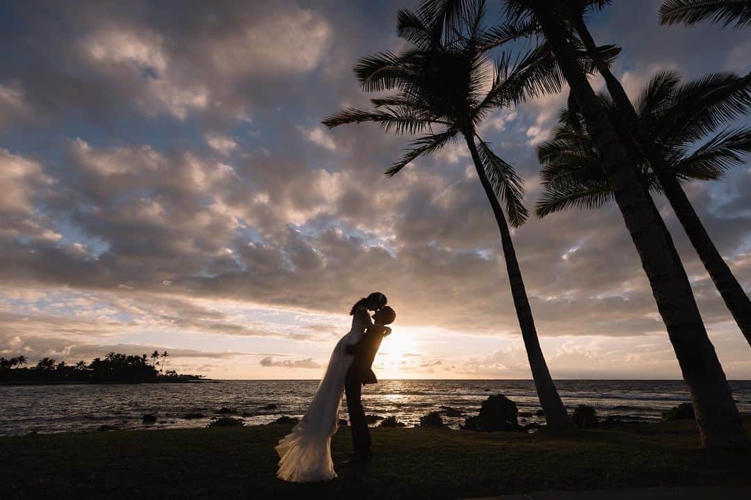 RealWeddingsさんのインスタグラム写真 - (RealWeddingsInstagram)「1日の終わりにハワイ島の壮大な自然の中でサンセット撮影♡ ⁡ Planning:@realweddings_hawaii Photo:@visionarijapan   @jasondengphoto ⁡ ✳︎✳︎✳︎✳︎✳︎✳︎ ⁡ Real  Weddingsでは離島挙式のプランニングも承っております。是非お二人の想い描く挙式についてお聞かせくださいませ。皆様のご来店をお待ちしています。 ⁡ #ハワイ挙式#ハワイウェディング#ハワイウェディングプランナー#ハワイ結婚式#プレ花嫁#ハワイフォトウェディング#ハワイ前撮り#ハワイ島挙式#ハワイ島ウェディング#リアルウエディングス#フェアモントオーキッドウェディング #フェアモントオーキッドハワイ  #hawaii#instaphoto#hawaiiwedding#hawaiiweddingplanner#realweddings_hawaii」4月11日 19時23分 - realweddings_hawaii