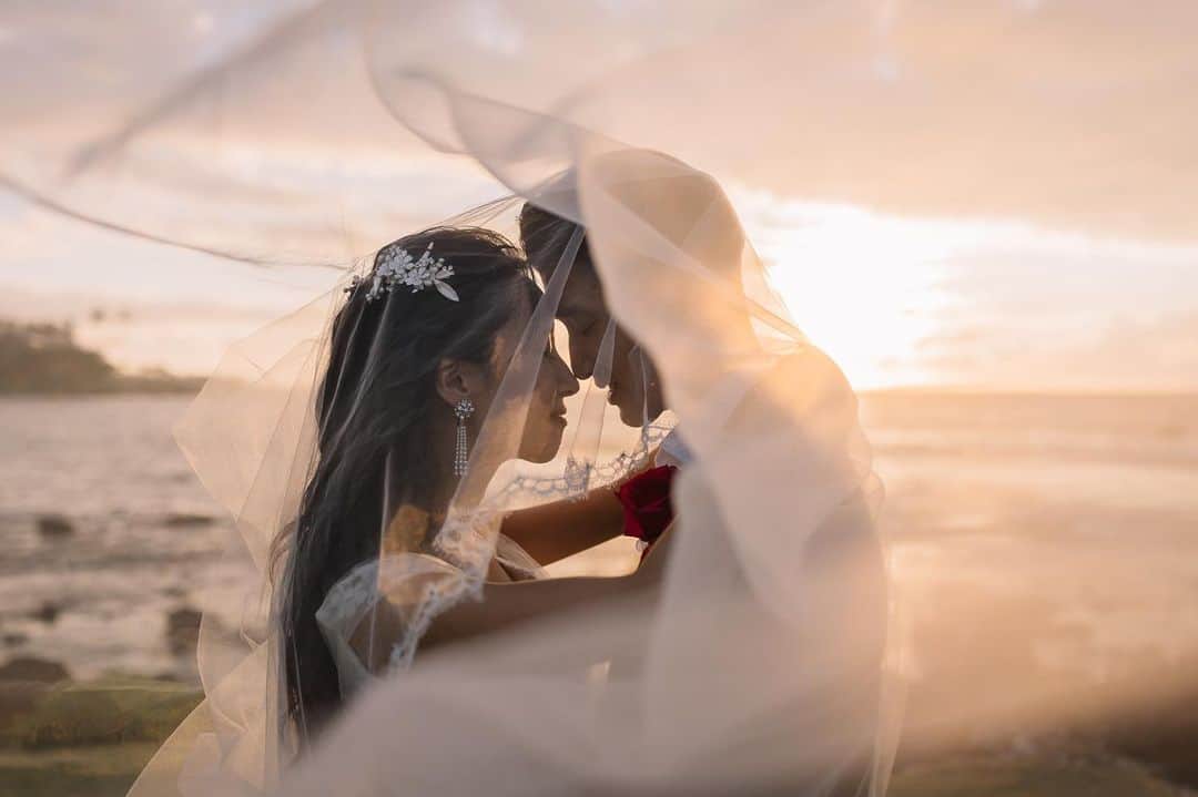 のインスタグラム：「1日の終わりにハワイ島の壮大な自然の中でサンセット撮影♡ ⁡ Planning:@realweddings_hawaii Photo:@visionarijapan   @jasondengphoto ⁡ ✳︎✳︎✳︎✳︎✳︎✳︎ ⁡ Real  Weddingsでは離島挙式のプランニングも承っております。是非お二人の想い描く挙式についてお聞かせくださいませ。皆様のご来店をお待ちしています。 ⁡ #ハワイ挙式#ハワイウェディング#ハワイウェディングプランナー#ハワイ結婚式#プレ花嫁#ハワイフォトウェディング#ハワイ前撮り#ハワイ島挙式#ハワイ島ウェディング#リアルウエディングス#フェアモントオーキッドウェディング #フェアモントオーキッドハワイ  #hawaii#instaphoto#hawaiiwedding#hawaiiweddingplanner#realweddings_hawaii」