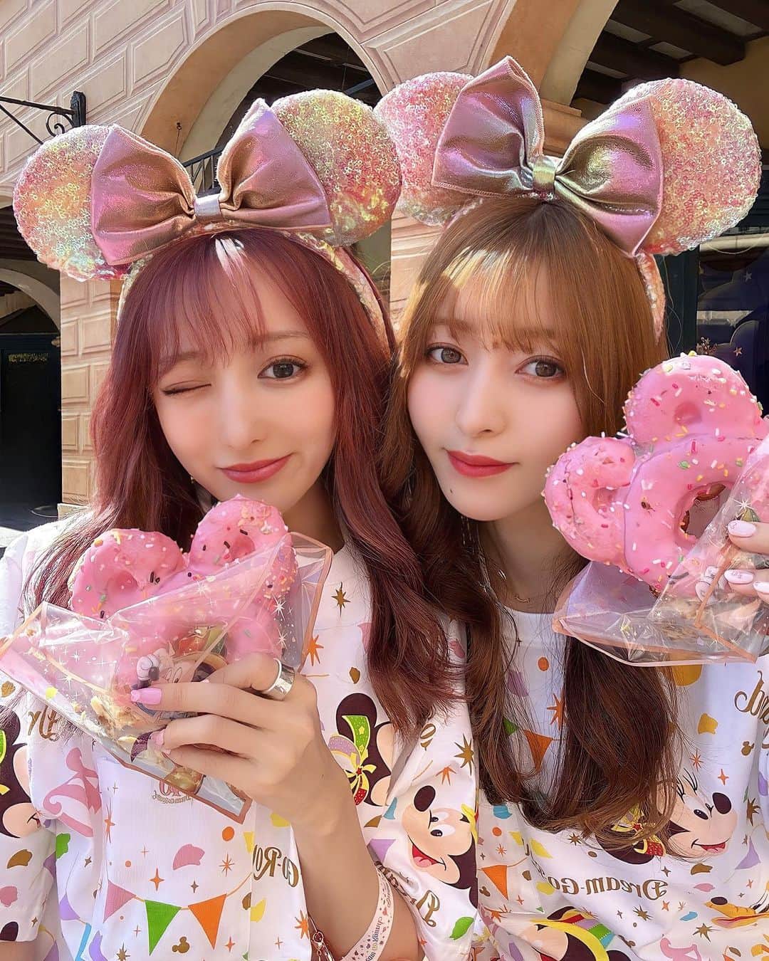 のインスタグラム：「disneysea 🌈👕🤍  40周年限定のTシャツ👕🎉  お揃いっっ🎉 パークで購入したよ♡大きめに着たいからLsize✌️  派手派手でかわいすぎるぅぅ🤭🌈🩷🎉  #disneyland #disneysea #ディズニーコーデ #ディズニーランド #ディズニーシー #ディズニーフード #40周年 #ディズニー40周年 #お揃い #お揃いコーデ #双子 #ディズニーグッズ #ディズニーカチューシャ #スパンコールカチューシャ #tシャツコーデ #ミッキー #ミッキーマウス #シミラールックディズニー #シミラールック #ディズニー好きな人と繋がりたい　#disney」