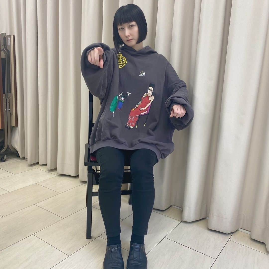 のインスタグラム：「「千原ジュニアの座王チャンピオン大会」 今日夜ですってー 椅子見つけたら座りたくなっちゃうね 座ったらジュニアさんの座王の宣材したくなっちゃうよね あれ面白いねなんだか面白い #座王」