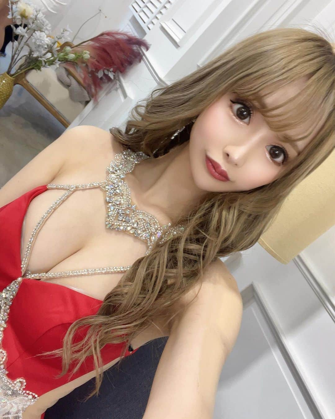 黒宮ちはやのインスタグラム：「発売中の可愛いドレス❤️🎈🍓 色も沢山あるよ🍭  #AR #エンジェルアール   #黒宮ちはや #小悪魔ageha #モデル #キャバクラ #キャバ嬢 #ホステス #ラウンジ #水商売 #お酒 #歌舞伎町 #新宿 #六本木 #銀座 #北新地 #ミナミ #渋谷 #すすきの #シャンパン #華灯 #ディアレスト」