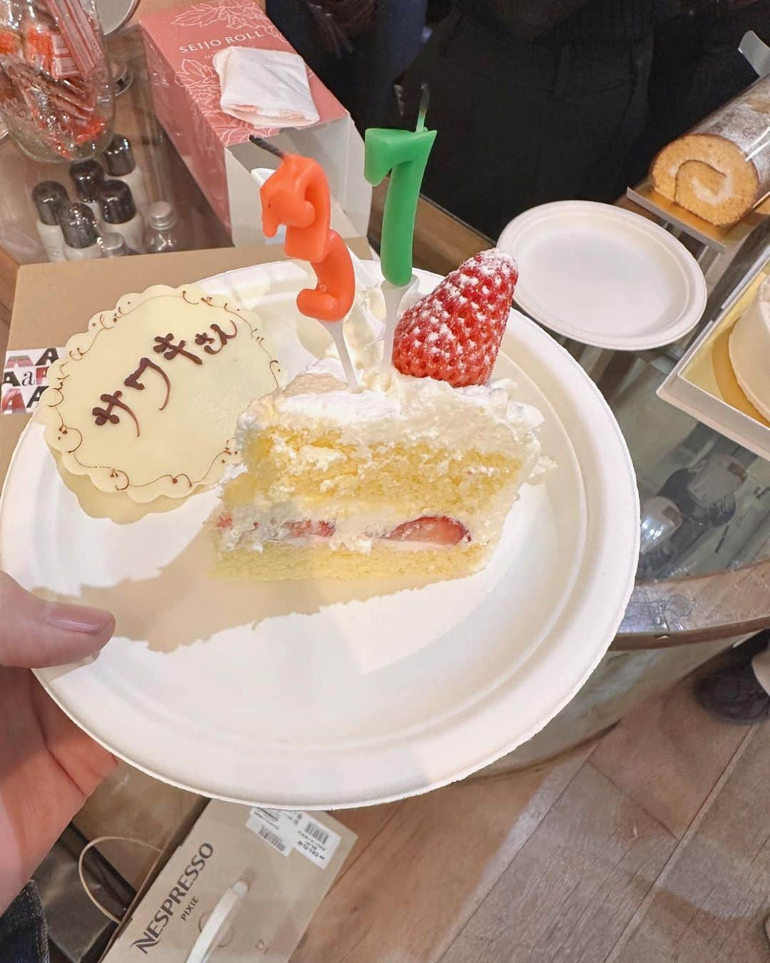 佐脇正徳さんのインスタグラム写真 - (佐脇正徳Instagram)「昨日誕生日でした🎂 ⁡ 祝って頂き プレゼントも😭 ⁡ 本当に 自分の好きな物ばかりで.... 凄いなと思いました😭 本当に感謝しかありません🙇‍♂️ ⁡ 誰かのために 喜んでもらうために より頑張ろうと🔥 誕生日の日も 学びがありました🙇‍♂️ ⁡ #誕生日　#感謝　#プレゼント　#カップ　#盆栽　#ヴィンテージの花瓶　#コーヒーメーカー　#タオル　#猫の置き物　#スニーカー」4月11日 19時27分 - norimasasawa