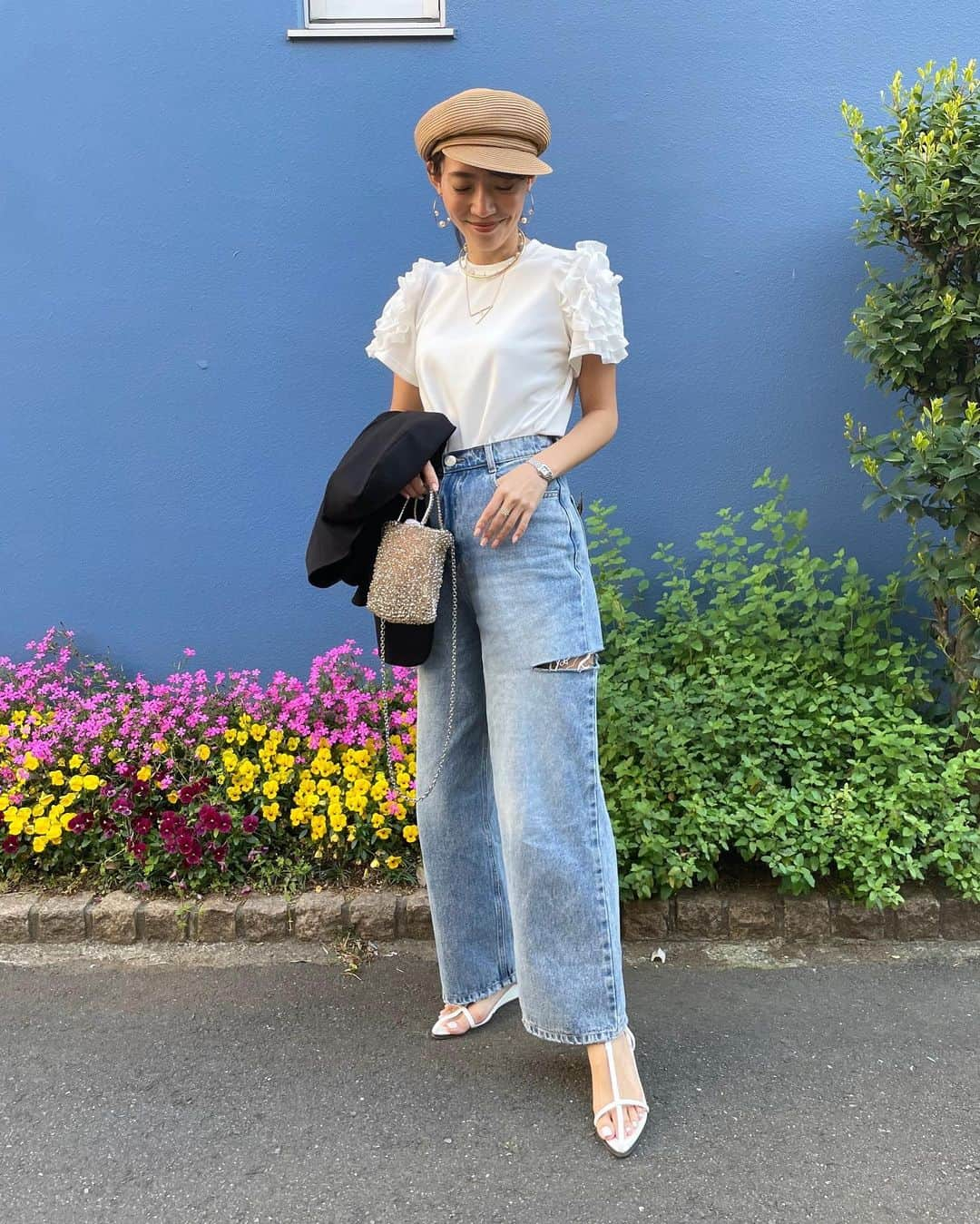 ayuuu_mamさんのインスタグラム写真 - (ayuuu_mamInstagram)「デニムコーデ👖 @ayuuu_mam   @reedit_official のデニム、形がとっても綺麗！✨  ストーリーズに流したら沢山反響があったので、トレンドのでデザイン、みんな気になるよね！😍  しかもお値段も可愛い🫶 公園遊びに夏のアクティブな休日コーデにも、もってこいです！  トップスは @myu____official のものです🥰ヒトメボレでmasuとお揃い✨ @uchimasu   2枚目が1番素材感伝わります 4枚目、また寝てる💤  お揃い報告まってまーす😍🫶  #reedit #リエディ #myu_official  #myu_pr #myu____official #デニムコーデ #anteprima #アンテプリマ #サンダルコーデ #麦わら帽子 #大人カジュアル #甘めカジュアル #大人かわいいコーデ #甘めスタイル #30代ファッション #30代ママコーデ #プチプラコーデ #プチプラミックスコーデ #あゆまむコーデ #myu公式モデル #春服コーデ #サイドカットデニム」4月11日 19時28分 - ayuuu_mam