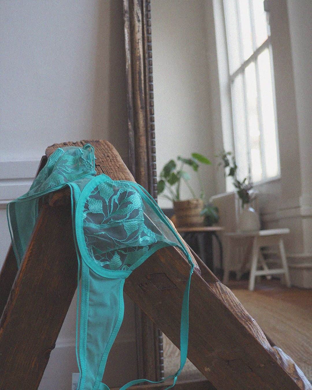 レジャビーのインスタグラム：「SIN se pare d'un bleu Fidji, une couleur vibrante de notre collection Printemps/Eté 2023. - SIN is dressed in a vibrant Fiji blue of our Spring/Summer 2023 collection.  #maisonlejaby #lingerie #underwear #corseterie #womanmaisonlejaby #lingerieheritage #maisonlejabyonfilm #onfilm」