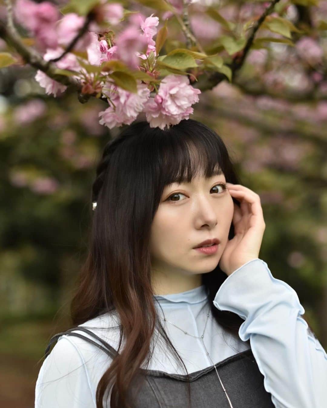 熊谷知花のインスタグラム：「八重桜🌸  先日の撮影データをいただいたので、少しずつ載せていきますね☺️」
