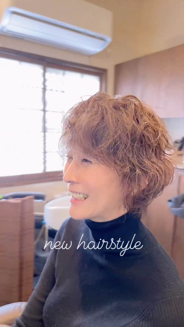 益子直美のインスタグラム：「気分を変えて、パーマをかけてみました！ どうかな？！  #パーマ  #ショートカット  #ショートカットパーマ  #hairstyle  #shorthair」