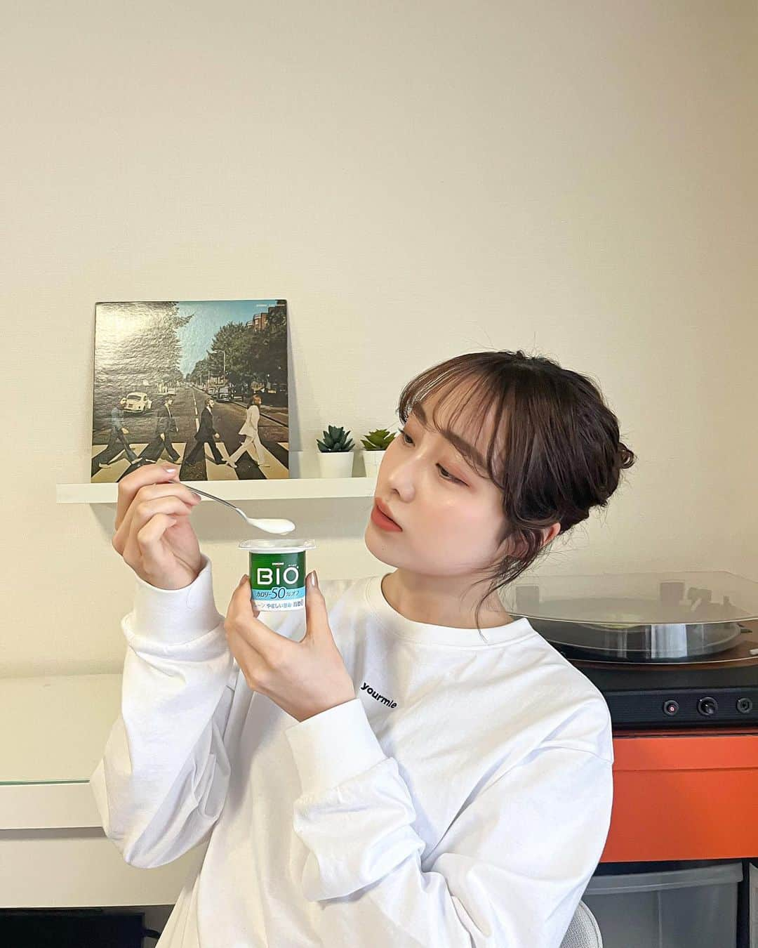 志賀可奈子さんのインスタグラム写真 - (志賀可奈子Instagram)「最近の朝ごはん🥣🥛  ダノンビオのプレーン・カロリー50%オフ、甘いのに罪悪感なくササっと食べられるから重宝しとる😚✨  朝にはきまってヨーグルト食べたい人やから こんなヘルシー志向の選択肢が増えるのは嬉しいなぁ✌🏼  一つ当たり29kcal、脂質ゼロです◎ 　  #ダノンビオ #ヨーグルト #ヨーグルトダイエット #ダイエット #健康オタク #腸活 #朝ごはん #白t #部屋着 #スウェットコーデ #おだんごヘア #pr」4月11日 19時38分 - kanapan_ya