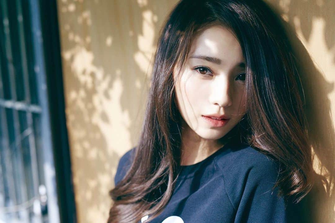 池端レイナのインスタグラム：「前髪無しの写真が出てきた🫣 何年前かな😂 初めてのアルバム出した時だから7、8年前！？😳 前髪伸ばしてみようかしら🥹笑 天啊 找到沒瀏海的照片⋯⋯這是發第一張專輯的時候⋯所以大海7，8年前！？ 哭哭哭😭 想一想⋯要不要留長瀏海呢⋯⋯🤔  #momofboys #momoftwoboys #momfashion #トレーニング女子 #産後ダイエット #兄弟ママ #男の子ママ #beautycare」