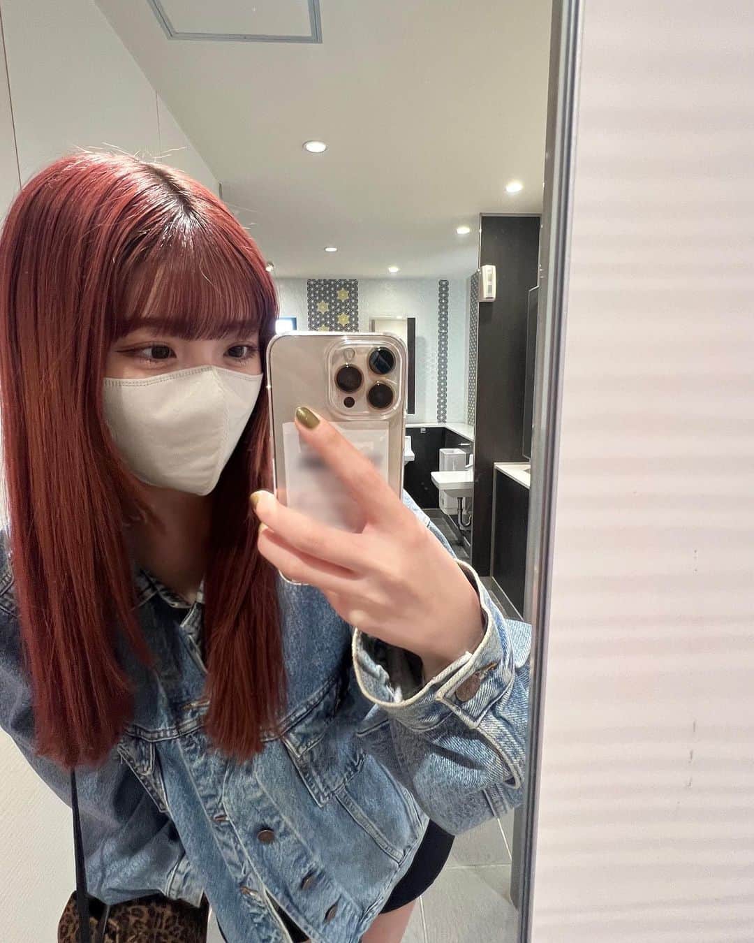 若林真帆のインスタグラム：「この日久しぶりにデニムジャケットを着たんだけど、 なんだか懐かしい気持ちになりました💜😙  #デニムジャケット #レッドカラー」