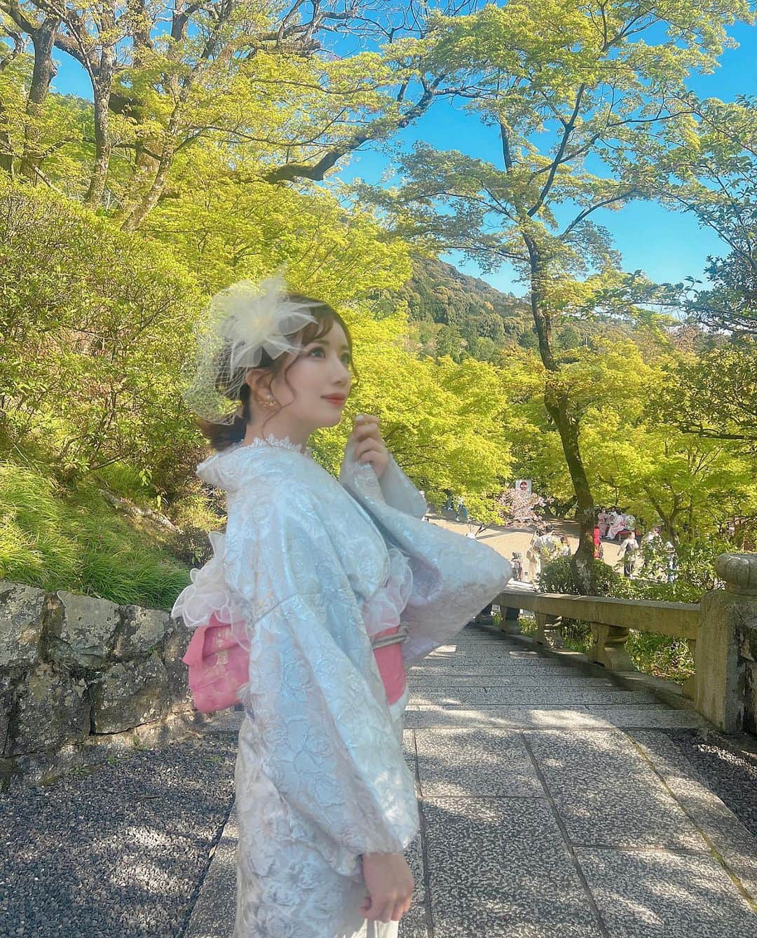 りおぷのインスタグラム：「⛩🍃 いつも同じポーズしてる事に気づいた🫠笑笑 ・ ・ ・ #着物#京都着物 #京都#京都旅行#旅行#京都グルメ#京都観光#神社#ヘアアレンジ#kyoto#travel#kimono」