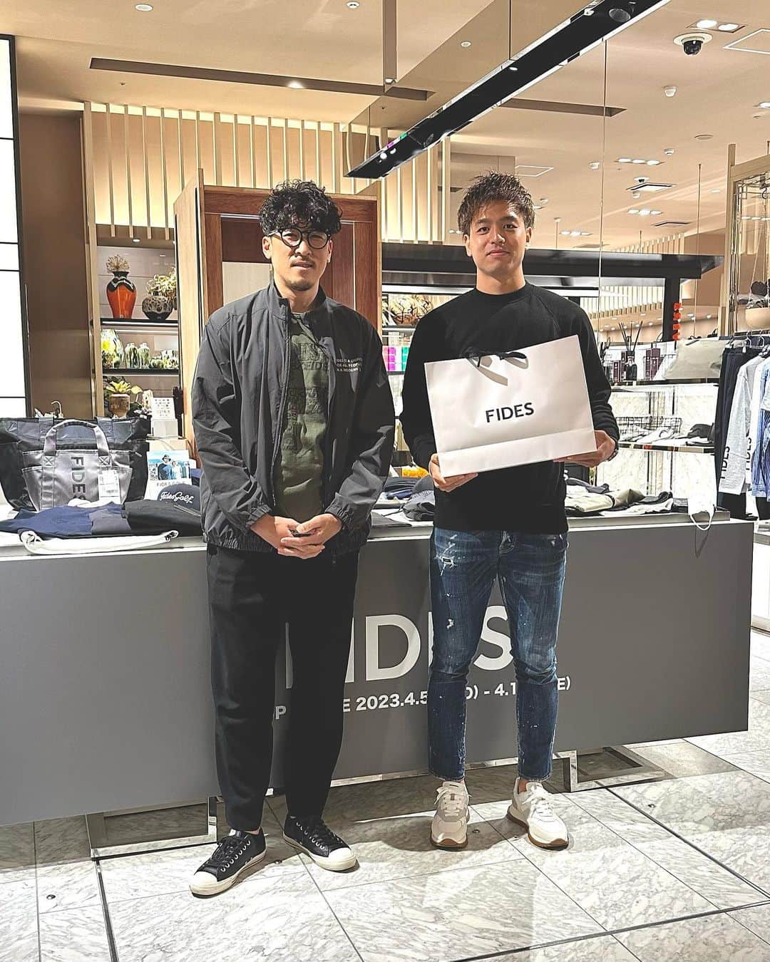 小林久晃のインスタグラム：「ISETAN MEN'S POP UP 7日目。 本日もたくさんのご来店ありがとうございました。 昨日、湘南から @keita_yamashita14 が駆けつけてくれました。福岡に帰って来た時も、前回のポップアップもいつも気にかけて顔を出してくれる山下君。いつもありがとう。 #山下敬太 #湘南ベルマーレ #相変わらず小顔 #fides #isetanmens」