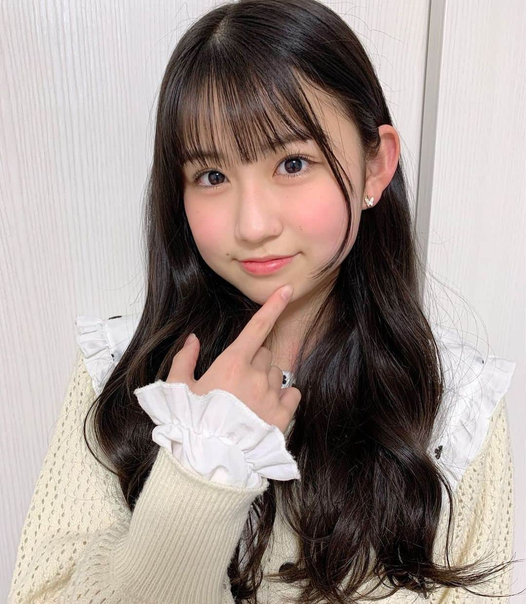 ゆめ & じゅなさんのインスタグラム写真 - (ゆめ & じゅなInstagram)「新しい高校生活✨  まだまだわからないこともあるけど、 楽しいこともたくさんあって毎日とても 充実しています！！🤍  みなさんに会えるように芸能活動もがんばっていきたいです！！🌷  待っててくださいねっ！！！  #野崎結愛 #高校生 #jk #fjk #高校1年生  #巻き髪 #イヤリング #勉強 #妹 #がんばる  #芸能活動 #待っててくださいね #🤍」4月11日 19時32分 - yumejuna