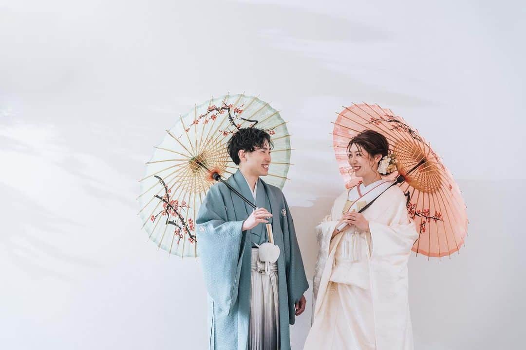 SWITCH SHOOTING PHOTO MAISONのインスタグラム：「真っ白なスタジオで、影で雰囲気を出したお写真！ 自分たちでは撮れないプロの技です📸✨  東京 @switch.tokyo 大阪 @switch.umeda 札幌 @switch.sapporo 鹿児島 @switch.kagoshima ⁡. ▼少人数結婚式ご検討のカップルはこちらから @chapel_tenkeiandmarry ⁡. ▼前撮り・フォトウェディングご希望のカップルはこちらから @switch.tokyo . #switch表参道#switchomotesando #switch東京　#switchtokyo #前撮り#後撮り#ウェディングフォト#フォトウェディング#フォトスタジオ #ブライダルフォト#結婚写真#結婚式前撮り#プレ花嫁#花嫁準備#ブライダルヘア#ウェディングヘア#おしゃれ花嫁#ドレス試着#結婚式#日本中のプレ花嫁さんと繋がりたい#ウェディングドレス#カラードレス#タキシード#和装前撮り#色打掛#白無垢#品プリ花嫁 #品プリ婚」