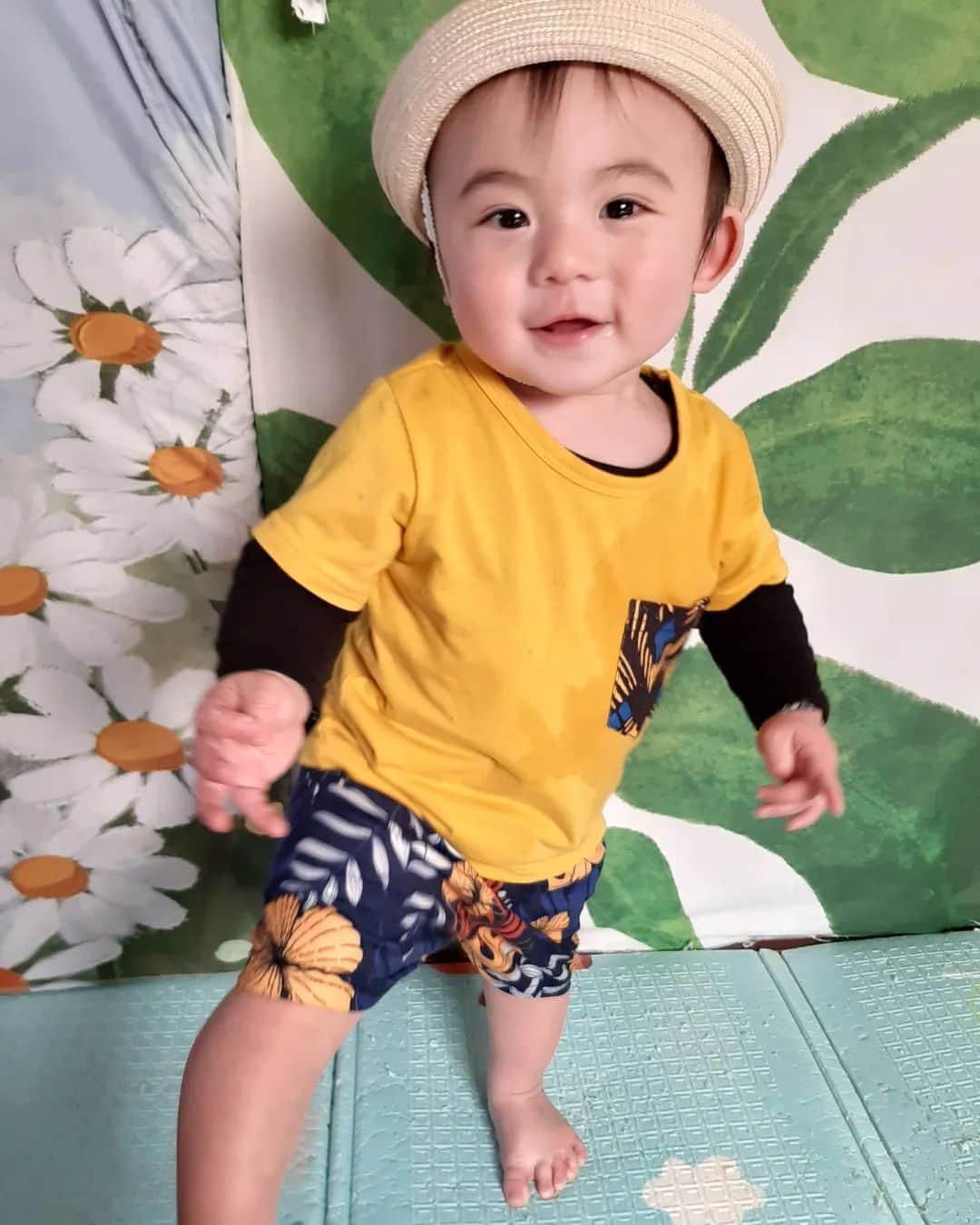 友利愛美のインスタグラム：「👶🌻🌺♥🦖🍀  2枚目の棒立ちツボだぁ🤣🤣🤣🤣  きょうも、やんちゃなぼうやでした😎💕  好奇心旺盛、ハイハイもスピードアップしてる今日此の頃🥳  公園で歩く練習頑張ってらした♥🐥  えらいぞ！たいちゃん！♥  ゆけゆけ！たいちゃん！🥰💨  今日も沢山の笑顔をありがとー！🌿🥰  （生後11ヶ月　2023/04/11）  🍀🍀🍀🍀🍀🍀🍀🍀🍀🍀  #赤ちゃん #男の子ベビー #むすこふく #令和4年ベビー #成長記録 #公園遊び #ママアカ #男の子ママ #赤ちゃんのいる暮らし  🍀🍀🍀🍀🍀🍀🍀🍀🍀🍀🍀」