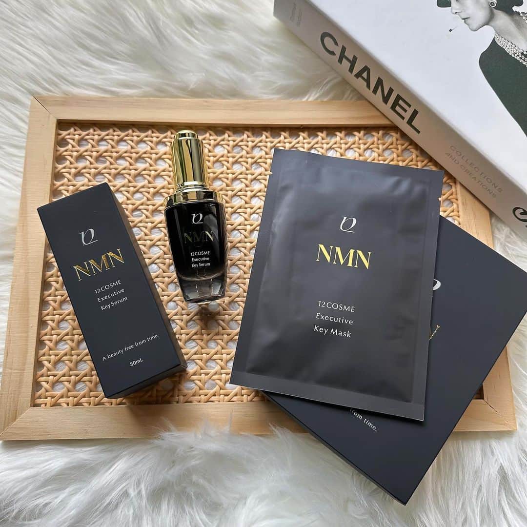 Lisaのインスタグラム：「. 頂いた新しい化粧品を3週間くらいつかってみました🖤🖤  12cosmeは、某大手の化粧品メーカーや美容のプロたちも相談する開発者が手がけた、女性に年月の老化を感じさせない化粧品を追求した新ブランド。  NMNはもうみんな知ってるであろうとんでもないです美肌成分。この名前があるだけで使ってみようと思えるもの🥹 NMNのサプリとかは高すぎて続かないけどこちらは使いやすいお値段。 使ってみて肌のハリを感じました。 肌が元気になってる感じがします。 透明感も出る。  マスクシートは保湿力がすごく、外してすぐ肌がパーンと張って明るくなる感じ👏🏻  とってもいい商品でした❤️❤️  #PR #NMN #NMN美容液」
