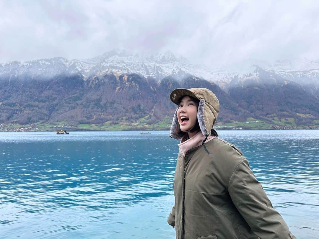 リー・ジャーインのインスタグラム：「🦢ღ˘◡˘ற♡.｡oO @interlaken #interlaken  因特拉肯是被湖水包圍的小鎮 充滿寧靜氛圍！  這裡是《愛的迫降》取景地 但我印象最深的不是玄彬彈琴的湖畔 而是個關於房子裝飾的特別傳統🏠💕 當地人會將孩子、寵物的出生製成板畫 大大釘在房子的外牆 嚮導說這是個老傳統 宣示著生命的誕生 看到覺得充滿了愛！非常可愛！  因特拉肯的布里恩玆湖 據說是瑞士最純淨的湖 為了好好感受這份純淨 在湖畔吃飽午飯沒閒著 就去湖上玩✨獨木舟🚣🏻‍♀️✨ 我是報名 @hightidekayak 體驗行程 穿上厚厚防水裝、再抓起划槳 整個人都專業了起來！哈哈😄  最驚喜的是⋯划著划著⋯ 眼前竟然突然出現雙彩虹 一道掛在阿爾卑斯山之間 一道暈染在布里恩茲湖上  畫面真的美到讓人屏息⋯ 我用眼睛牢牢記住那永生難忘的風景 所以一張照片也沒拍下😅 教練Sean說：我們很幸運才能看見🌈🌈開心！！  我們在湖上划了許久 因為布里恩茲湖好大 邊划邊聽Sean分享關於冰河、湖泊因暖化變遷的故事 休息時 我直接撈起一掌湖水想嚐嚐純淨滋味 結果⋯喝起來真的甜甜的😆太神奇了！  湖水搭配著巧克力、餅乾、熱莓果茶和好心情 非常滿足❤️感謝這一切美好❤️我會再回來這  到因特拉肯我住在 @theheyhotel 很方便、很大很舒服 窗外就是阿爾卑斯山！走出去是熱鬧的街！推薦😛👍🏻  @hightidekayak #myhightidemoment @interlaken #interlaken」
