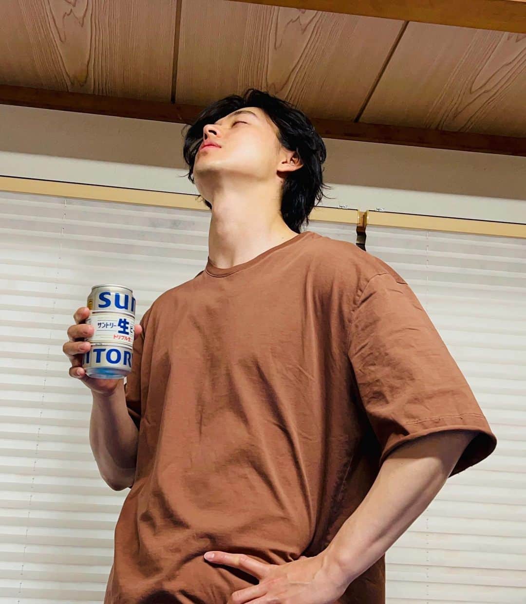 山﨑賢人のインスタグラム：「撮影終わりにお疲れビール！ #全員優勝」