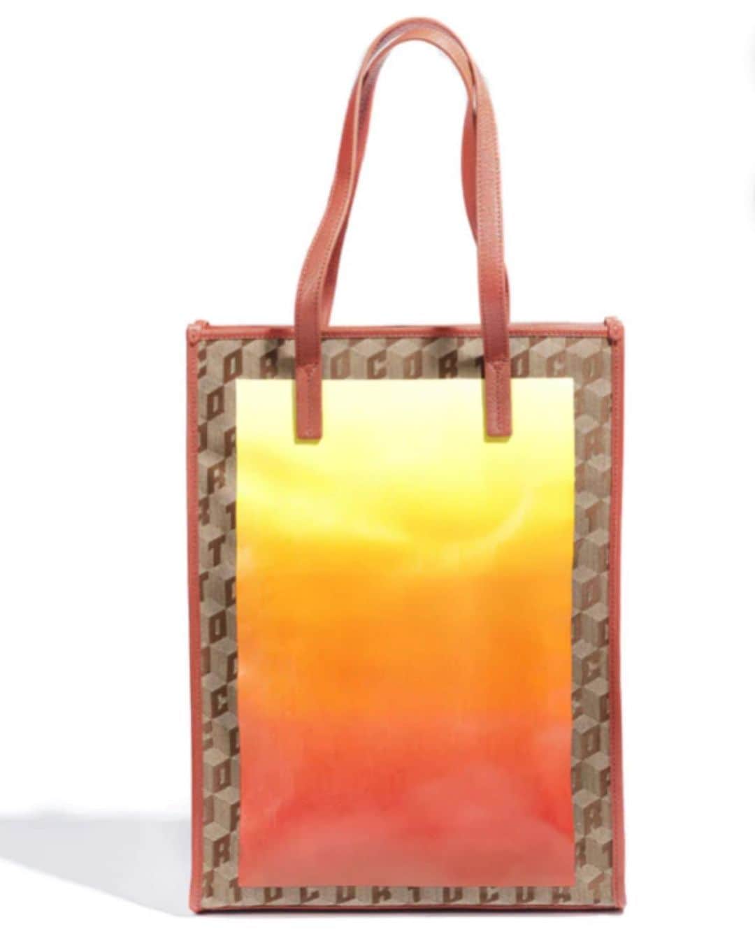 コルトモルテドさんのインスタグラム写真 - (コルトモルテドInstagram)「How do you make moments of magic?  We love how our customers do it: always carrying the favorite bag!  #cortomoltedo #lucyfolk #shoppertote #madeinitaly #sunset」4月11日 19時42分 - cortomoltedo