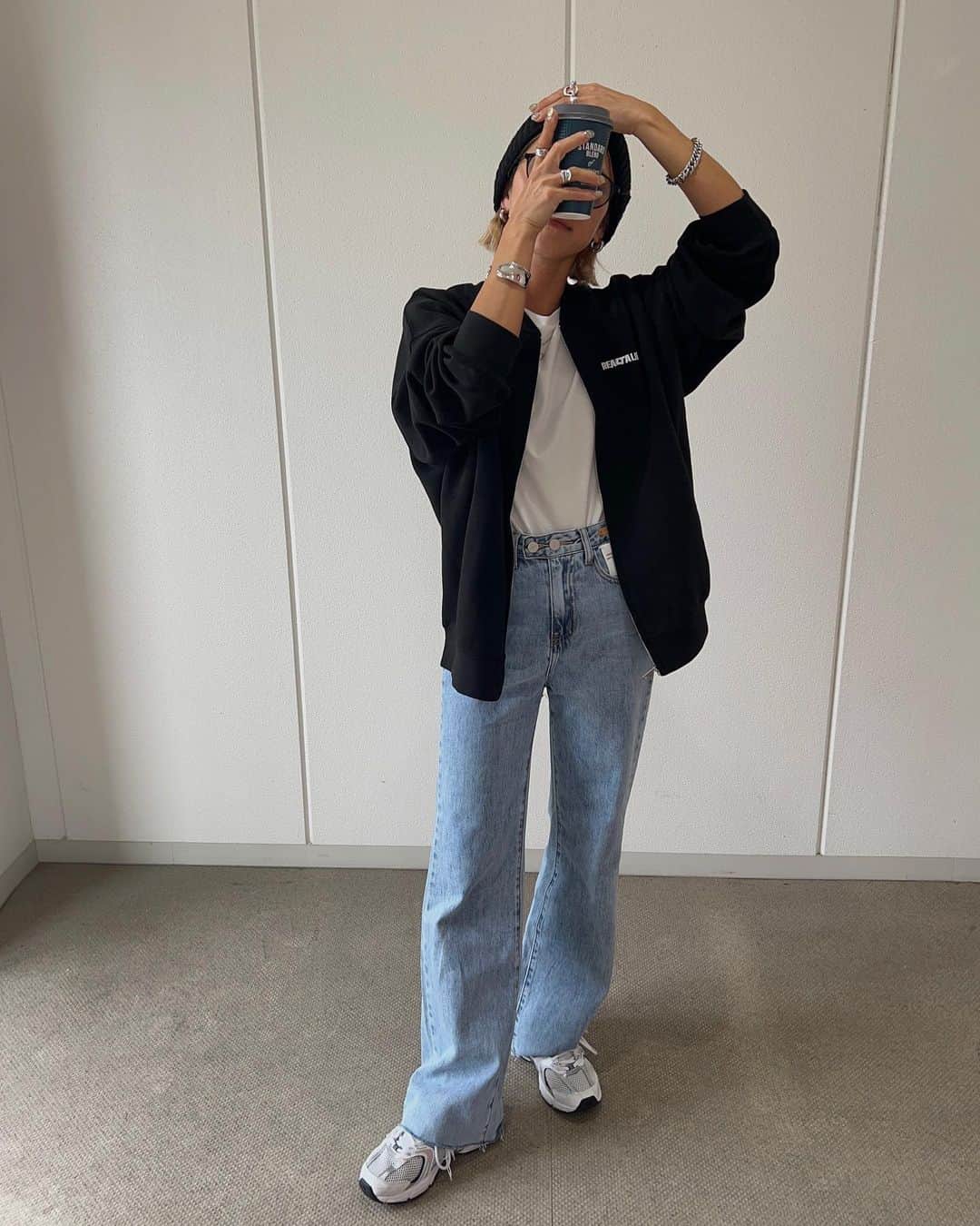 annaのインスタグラム：「.  新色のブラックとホワイトも追加されて 再販のスウェットブルゾン🫶 @__segur.__  私が着てるのはブラック🖤🖤  スウェットだと長く着られるし とりあえずさらっと羽織れるから かなり活躍してくれそう🥰🤝  20:00〜販売開始です✌︎✌︎  #春コーデ#デニム#デニムパンツ#スウェットブルゾン#スウェット#ビーニー#ニット帽#カジュアル#カジュアルコーデ#158cmコーデ#骨格ナチュラル#きょこ」