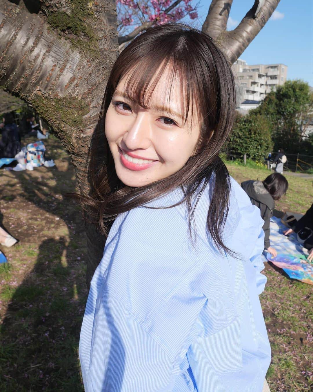のインスタグラム：「公園ではしゃいだ日。🍃 お腹チラ見せ。  #ピクニック #公園コーデ #デニムコーデ #ｚａｒａコーデ #zaraoutfit #シャツコーデ #fashion #ootd #데일리 #前髪 #暗髪カラー」