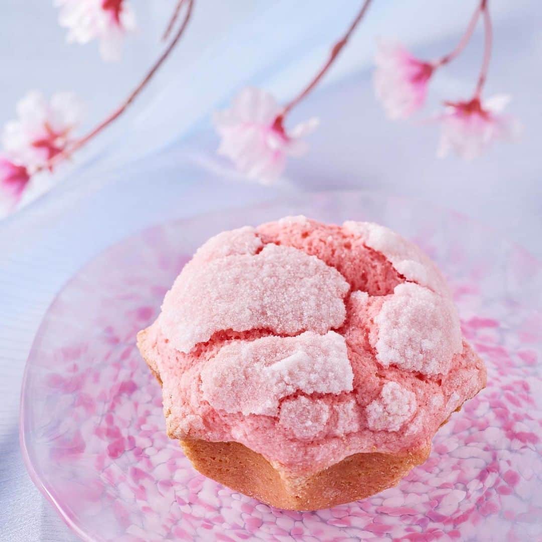 Courtyard by Marriott Tokyoのインスタグラム：「- めざましテレビでご紹介いただきました - 1FL.「GGCo.」のブレッド棚を明るく彩る桜色のブレッド。  7日(金)放送の「めざましテレビ」内【イマドキ】にてご紹介いただきました。  満開の桜の花をイメージしたピンク色のメロンパン。 ブレッドの中にもピンク色の桜餡を詰めた、見た目も味もまさに桜づくしの一品です。 ・ ・ ・ #courtyardbymarriott  #コートヤードバイマリオット東京ステーション  #courtyardbymarriotttokyostation  #courtyardtokyo  #courtyard  #東京駅  #銀座  #京橋  #ginza  #marriottbonvoy  #マリオットボンヴォイ #東京ホテル  #東京ホテル巡り  #biztrip  #tokyohotel  #bullettrain #tokyostation #neartokyostation  #ggco  #お花見  #お花見スイーツ #桜スイーツ  #桜パン  #お花見団子  #お花見パン  #銀座カフェ  #八重洲ランチ #京橋カフェ #めざましテレビ  #イマドキ」