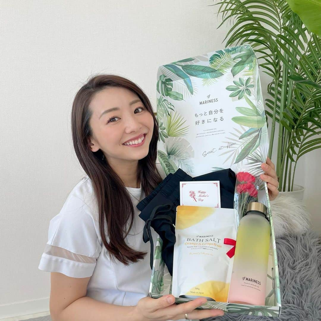 まりなさんのインスタグラム写真 - (まりなInstagram)「今年もMARINESSから母の日ギフトボックスが発売されます✨🎁 去年は嬉しい事に1日で完売してしまいました🥺🫶🏻 今年もイミテーションフラワーのカーネーションとメッセージカード付き✏️💞  普段はなかなか言えない“ありがとう“をこの機会に伝えませんか？😍❤️ お母さんにはもちろん、日頃頑張っている自分へのご褒美にもピッタリなギフトボックスになっています🌈 (セットで買うとお得になっています🤫🤣)  商品詳細は下記になります🙏  今年は、高確率で褒められる 「モチベーションウォーターボトルミニ」を 中心としたセットを3パターンご用意✨  お母さんの好きな色、似合う色を選んで、 日頃の感謝と健康を想う気持ちを一緒に贈りませんか？💝  受付期間：2023年4月11日(火)18:00〜5月7日(日)21:00 販売場所：MARINESS公式オンラインストア、MARINESS楽天市場店 ※全てのセットに造花のカーネーションとメッセージカード付き  ①【MARINESS】母の日ギフト(モチベーションウォーターボトルミニ) 販売価格　¥2,750（税込） ▼セット内容 ・モチベーションウォーターボトルミニ：1点 ※モチベーションウォーターボトルミニのカラーは4色からお選びいただけます  ②【MARINESS】母の日ギフト2点セット 販売価格　¥4,980（税込） ▼セット内容 ・モチベーションウォーターボトルミニ：1点 ・バスソルト：1点 ※モチベーションウォーターボトルミニのカラーは4色からお選びいただけます ※バスソルトの香りは2つからお選びいただけます 単品で購入するよりも630円お得です（約11%OFF）。  ③【MARINESS】母の日ギフト3点セット 販売価格　¥9,980（税込） ▼セット内容 ・モチベーションウォーターボトルミニ：1点 ・バスソルト：1点 ・ジョガーパンツ（ブラック）：1点 ※モチベーションウォーターボトルミニのカラーは4色からお選びいただけます ※バスソルトの香りは2つからお選びいただけます ※ジョガーパンツ（ブラック）のサイズはS/M/L/XLからお選びいただけます 単品で購入するよりも3,620円お得です（約26%OFF）。  #マリネス #竹脇まりな #宅トレ #ダイエット #トレーニング #筋トレ #フィットネス #ヨガ #母の日 #ギフトボックス #宅トレダイエット #暮らしにfit #エクササイズ #筋トレ女子 #ストレッチ #ボディメイク #まり友 #ダイエット仲間募集 #もっと自分を好きになる #宅トレ女子 #トレーニング女子 #ホームトレーニング #宅トレグッズ #まり友さんと繋がりたい #水分補給 #1日2リットル #モチベーションウォーターボトル #モチベボトル」4月11日 19時43分 - takemari1219