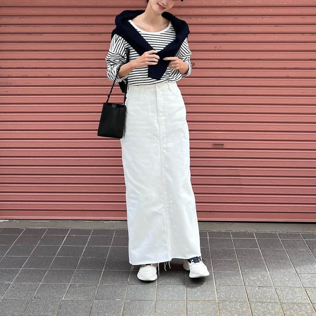 Nagiのインスタグラム：「ボーダーにデニムスカート  zaraはやっぱり長い☺️  #zara#kobelettuce#lacoste#code#fashion#コーデ#ファッション#カジュアル#大人カジュアル#スニーカー#デニム#春コーデ」