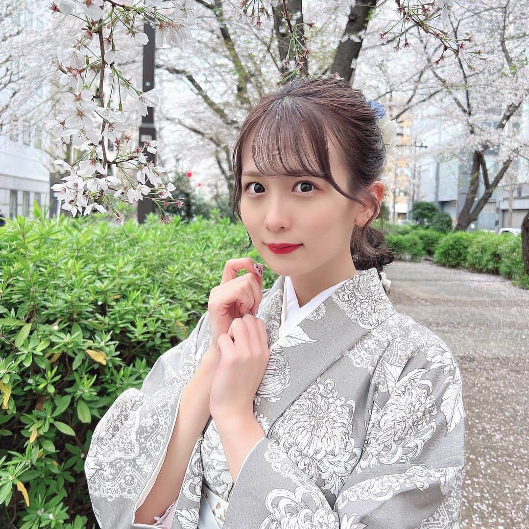 中川珠里さんのインスタグラム写真 - (中川珠里Instagram)「似合ってる？☺️🌸   #卒業袴  #桜  #人形町」4月11日 19時56分 - juri_nakagawa1