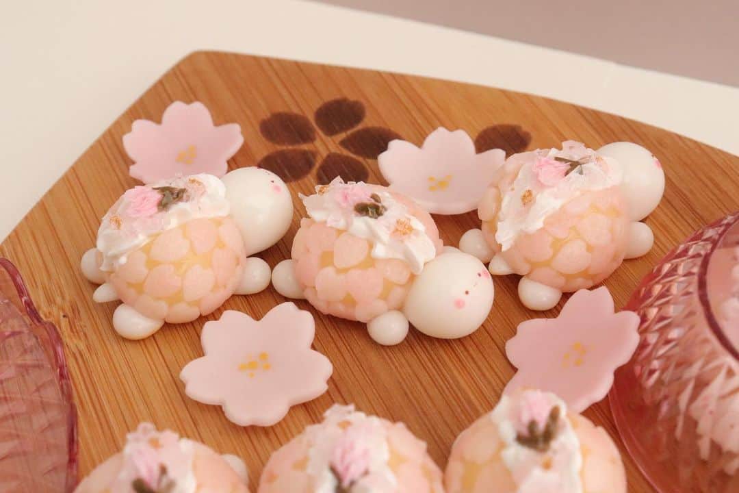 ちびあかぽんさんのインスタグラム写真 - (ちびあかぽんInstagram)「メロンパン&和菓子風🌸  こんにちは、ちびあかぽんです👏 今年も桜が綺麗でしたね🌸  満開の桜をイメージしたかめろんぱんは メロンパンにも和菓子にも見えるように作ってみました🙌  #和菓子 #桜 #春 #フェイクスイーツ #ちびあかぽん #ハンドメイド #handmade #clayart #clay #minneで販売予定 #亀 #chibiakapon #カメ #カメパン #手作り #粘土 #粘土スイーツ」4月11日 19時49分 - chibi_akapon