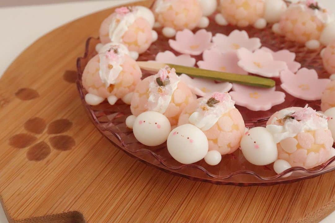 ちびあかぽんのインスタグラム：「メロンパン&和菓子風🌸  こんにちは、ちびあかぽんです👏 今年も桜が綺麗でしたね🌸  満開の桜をイメージしたかめろんぱんは メロンパンにも和菓子にも見えるように作ってみました🙌  #和菓子 #桜 #春 #フェイクスイーツ #ちびあかぽん #ハンドメイド #handmade #clayart #clay #minneで販売予定 #亀 #chibiakapon #カメ #カメパン #手作り #粘土 #粘土スイーツ」