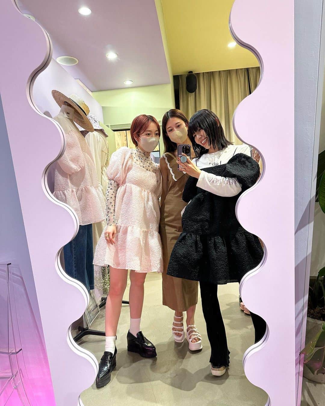 簑島三佳さんのインスタグラム写真 - (簑島三佳Instagram)「DRESS FAIR開催中♡  ゆめちゃんとお揃いのjacquard organdie tiered one-pieceだった日  私はロンTとリブパンツ合わせてカジュアルに ゆめちゃんはとことん甘くて可愛かった💫  ついでにこの日は夜中の2時にうちの天然マオが泊まりに来て一緒に出勤した思い出の日😂  @honeymihoney_official  #HONEYMIHONEY  #DRESSFAIR」4月11日 19時50分 - minoshimamika