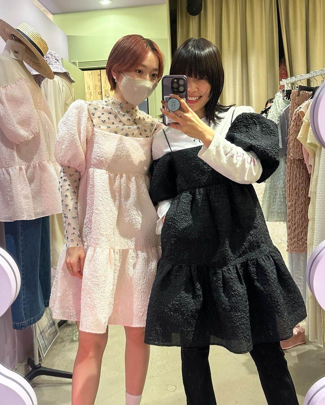 簑島三佳さんのインスタグラム写真 - (簑島三佳Instagram)「DRESS FAIR開催中♡  ゆめちゃんとお揃いのjacquard organdie tiered one-pieceだった日  私はロンTとリブパンツ合わせてカジュアルに ゆめちゃんはとことん甘くて可愛かった💫  ついでにこの日は夜中の2時にうちの天然マオが泊まりに来て一緒に出勤した思い出の日😂  @honeymihoney_official  #HONEYMIHONEY  #DRESSFAIR」4月11日 19時50分 - minoshimamika