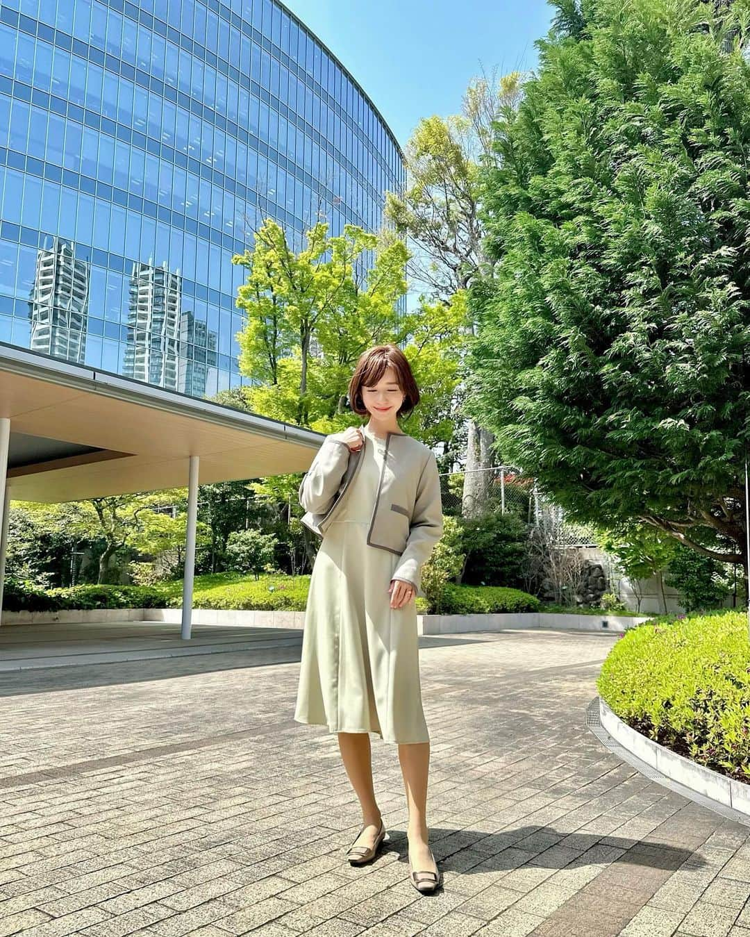 水野佐彩さんのインスタグラム写真 - (水野佐彩Instagram)「・ 無事 娘が入園しました👧🏻🌸  今日は私のお祝いの日❣️と 1日中張り切っていた娘👧🏻 みんなにおめでとうと言ってもらって とにかく嬉しそうでした🫶🏻  たくさんお友達をつくって 健やかに楽しく日々を送って欲しいです🍀  私はこの日着ることを待ち望んでいた @andemiu_official コラボの グリーンのセットアップを着ました👗💚🤍  最後までどのカラーを着るか悩んでいたけど 晴天という言葉がピッタリだった暖かい今日 明るいグリーンを選んで良かったと思ったよ☺️💕💕  #入園式 #入園式コーデ #入園式ママコーデ #オケージョンコーデ #入園おめでとう」4月11日 19時51分 - saaya_mizuno