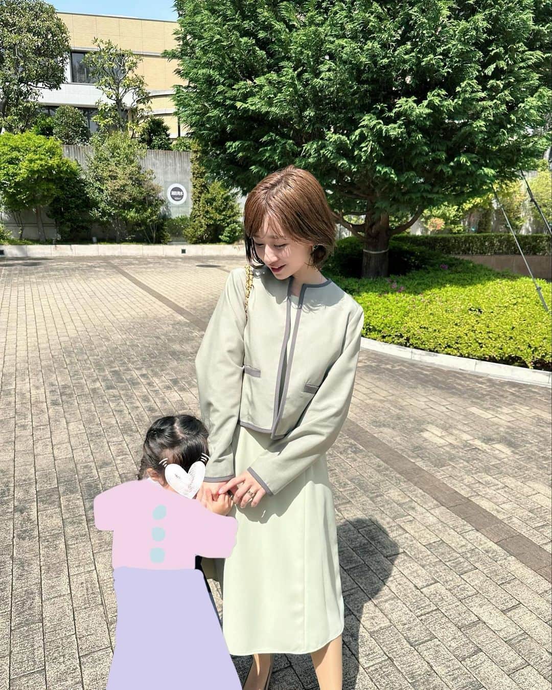 水野佐彩さんのインスタグラム写真 - (水野佐彩Instagram)「・ 無事 娘が入園しました👧🏻🌸  今日は私のお祝いの日❣️と 1日中張り切っていた娘👧🏻 みんなにおめでとうと言ってもらって とにかく嬉しそうでした🫶🏻  たくさんお友達をつくって 健やかに楽しく日々を送って欲しいです🍀  私はこの日着ることを待ち望んでいた @andemiu_official コラボの グリーンのセットアップを着ました👗💚🤍  最後までどのカラーを着るか悩んでいたけど 晴天という言葉がピッタリだった暖かい今日 明るいグリーンを選んで良かったと思ったよ☺️💕💕  #入園式 #入園式コーデ #入園式ママコーデ #オケージョンコーデ #入園おめでとう」4月11日 19時51分 - saaya_mizuno