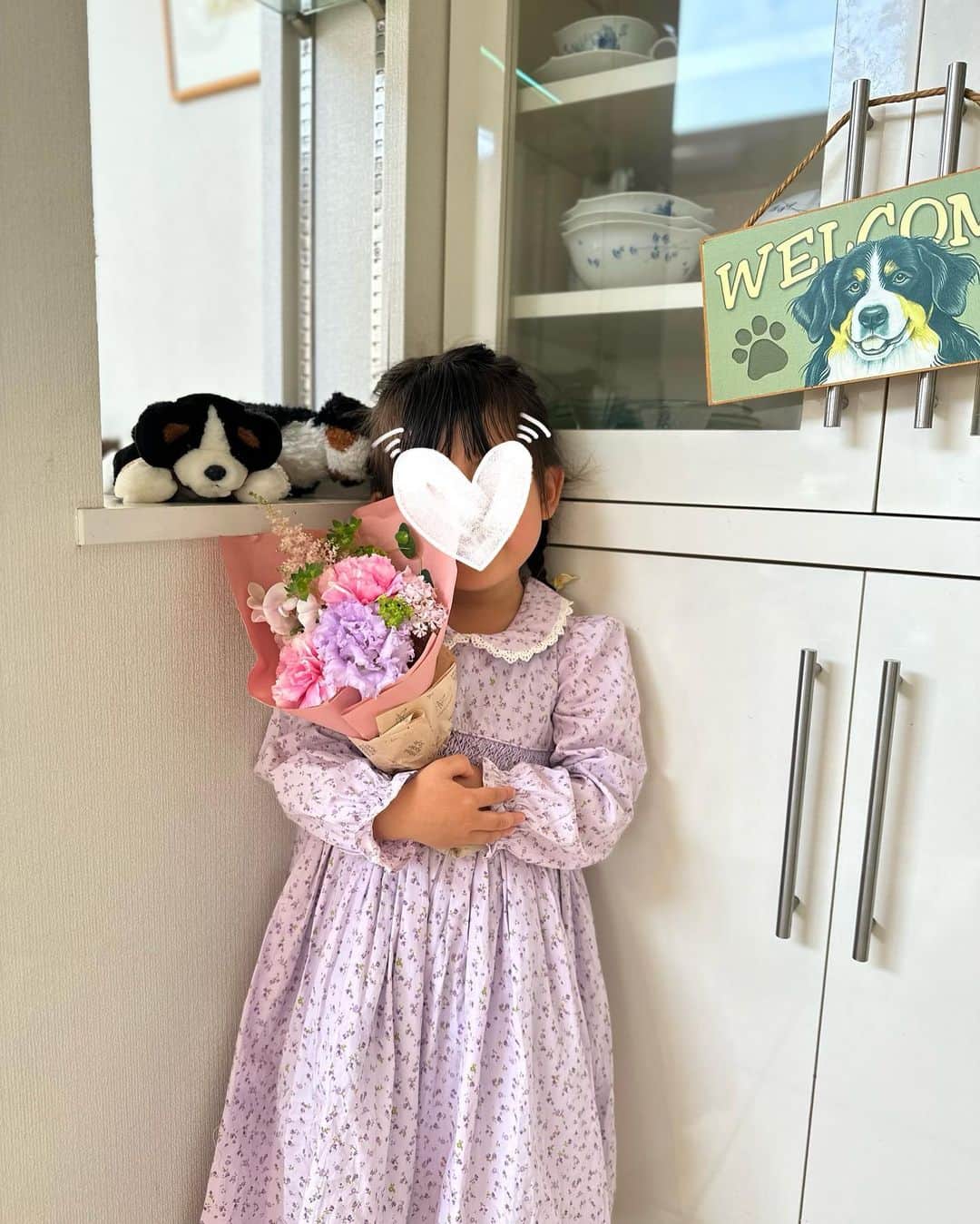 水野佐彩さんのインスタグラム写真 - (水野佐彩Instagram)「・ 無事 娘が入園しました👧🏻🌸  今日は私のお祝いの日❣️と 1日中張り切っていた娘👧🏻 みんなにおめでとうと言ってもらって とにかく嬉しそうでした🫶🏻  たくさんお友達をつくって 健やかに楽しく日々を送って欲しいです🍀  私はこの日着ることを待ち望んでいた @andemiu_official コラボの グリーンのセットアップを着ました👗💚🤍  最後までどのカラーを着るか悩んでいたけど 晴天という言葉がピッタリだった暖かい今日 明るいグリーンを選んで良かったと思ったよ☺️💕💕  #入園式 #入園式コーデ #入園式ママコーデ #オケージョンコーデ #入園おめでとう」4月11日 19時51分 - saaya_mizuno