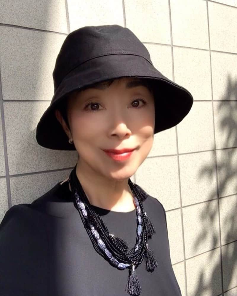 小川知子のインスタグラム：「お墓参り〜 母が亡くなって１０年 早いものです。 私の好奇心と行動力と器用なところは母譲り。  晴れ女だったから晴天☀️  帰りは皆んなでお寿司🍣  元気でいられることに感謝ですねー。  #お墓参り #晴天☀️ #寿司🍣 #小川知子」