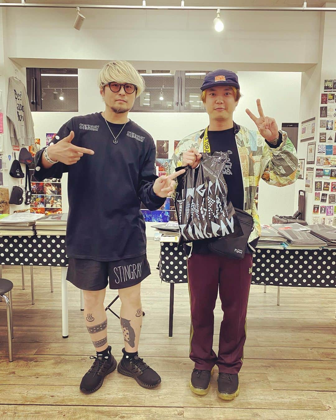 橋本塁さんのインスタグラム写真 - (橋本塁Instagram)「【渋谷サウシュー写真展&STINGRAYゲスト】 渋谷ルデコでのサウシュー写真展&STINGRAYショップにBrian the Sunのハルキが遊びに来てくれました！ハルキありがとうございました！ #サウシュー　#STINGRAY  #渋谷　#brianthesun」4月11日 19時57分 - ruihashimoto