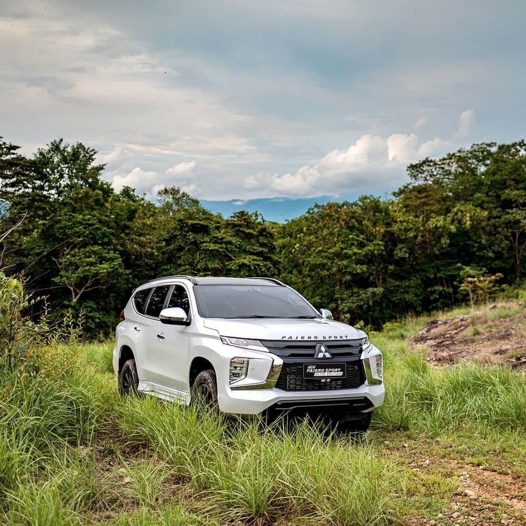 Mitsubishi Motors Thailandのインスタグラム：「ความสำเร็จไม่ได้หยุดแค่จุดหมาย แต่ต้องกล้าเผชิญทุกความท้าทายกับ New Mitsubishi Pajero Sport Elite Edition 🏔🏞  #กล้าที่จะต่าง #BeDifferent #NewMitsubishiPajeroSportEliteEdition #MitsubishiMotorsThailand #MitsubishiMotors #SUV #รถครอบครัว #PajeroThailand  #PajeroClub #รถครอบครัว7ที่นั่ง #ปาเจโร่สปอร์ต #รถยนต์ #MitsubishiPajeroSport #SUVCars #Lifestyle #photooftheday」