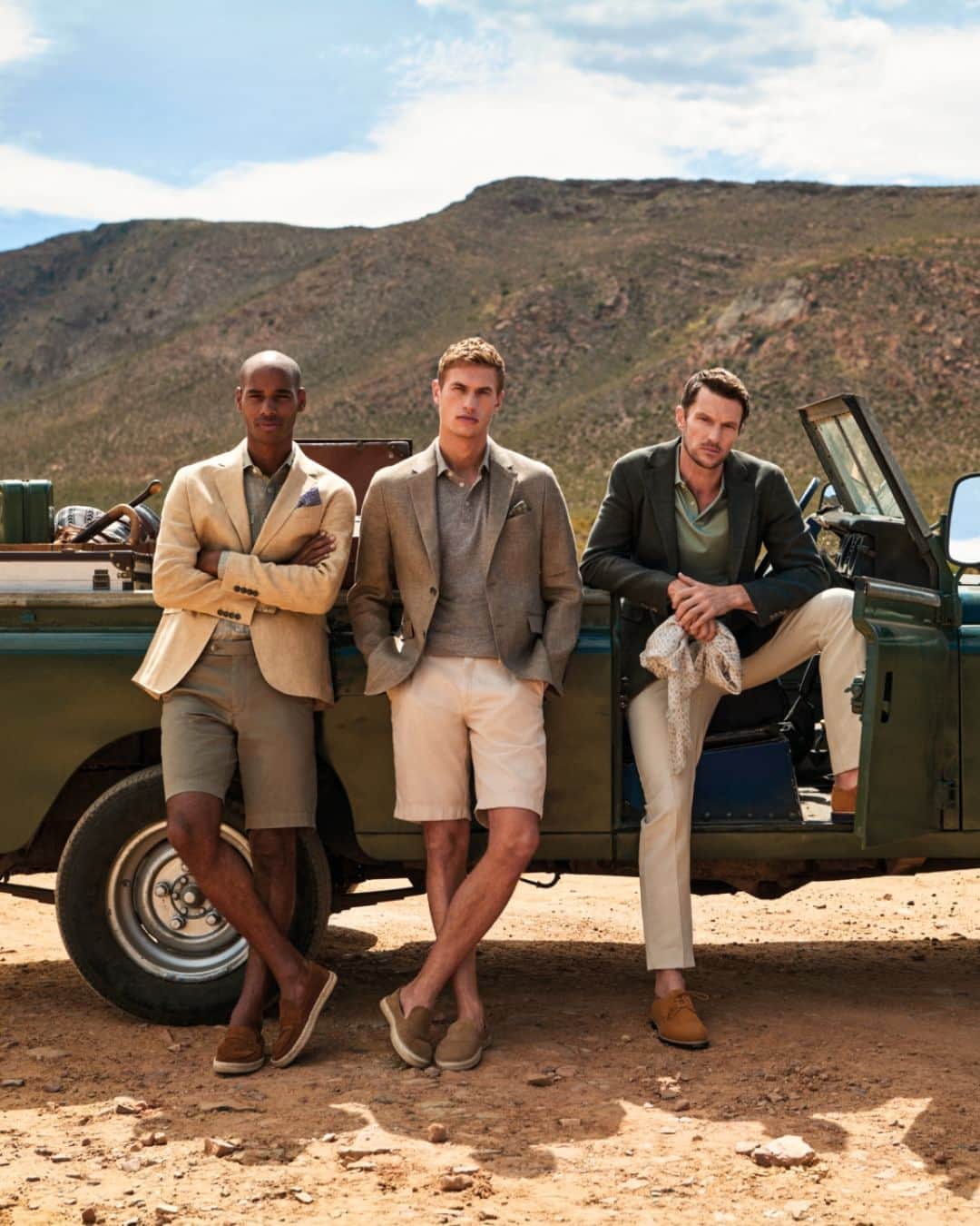 のインスタグラム：「Are you ready for a new adventure? Discover breezy linen pieces, seasonal shorts, classic chinos and iconic shirts, perfect for a springtime escapade.   #HowToHackett」